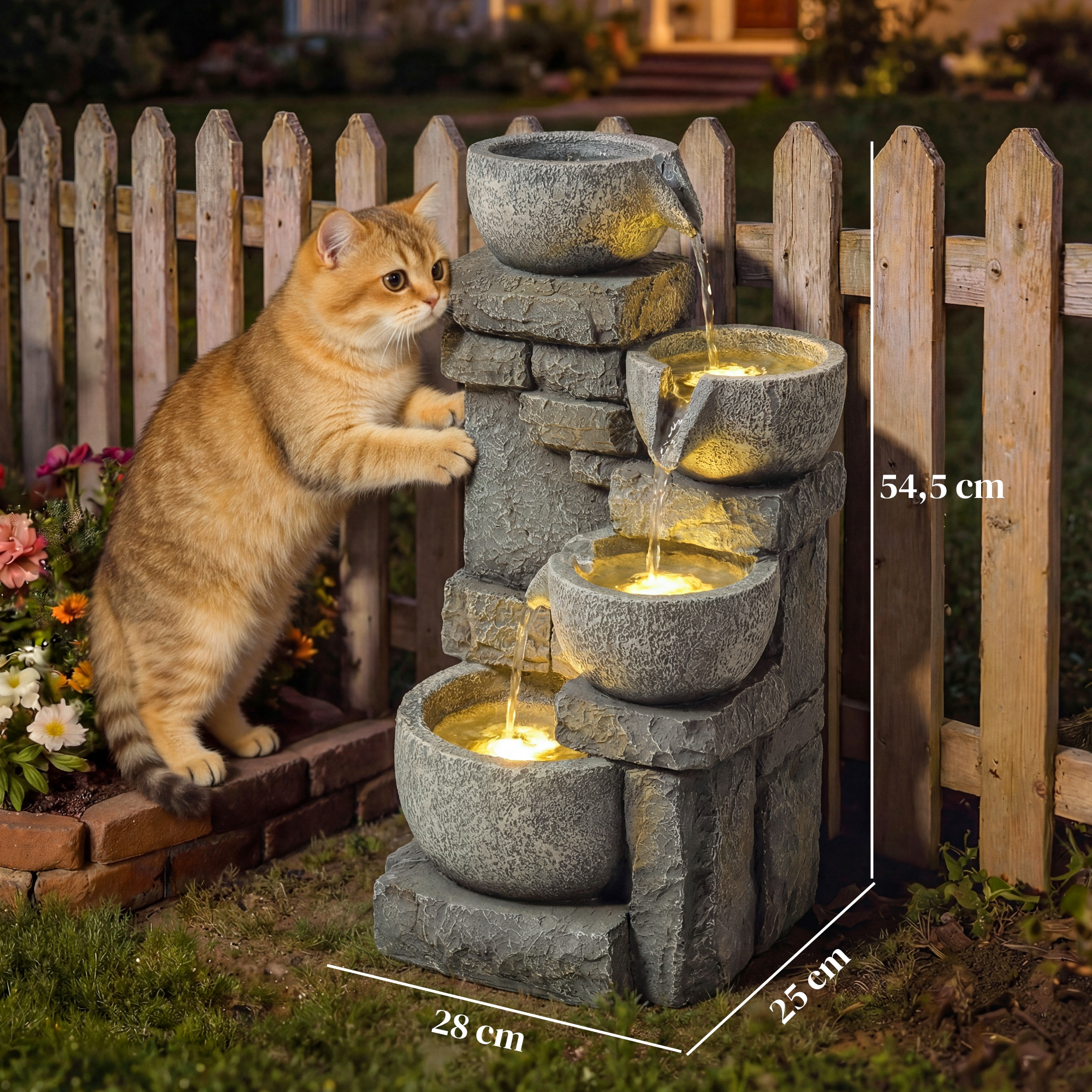 Un gato se alza junto a una fuente de piedra de varios niveles con agua corriente.