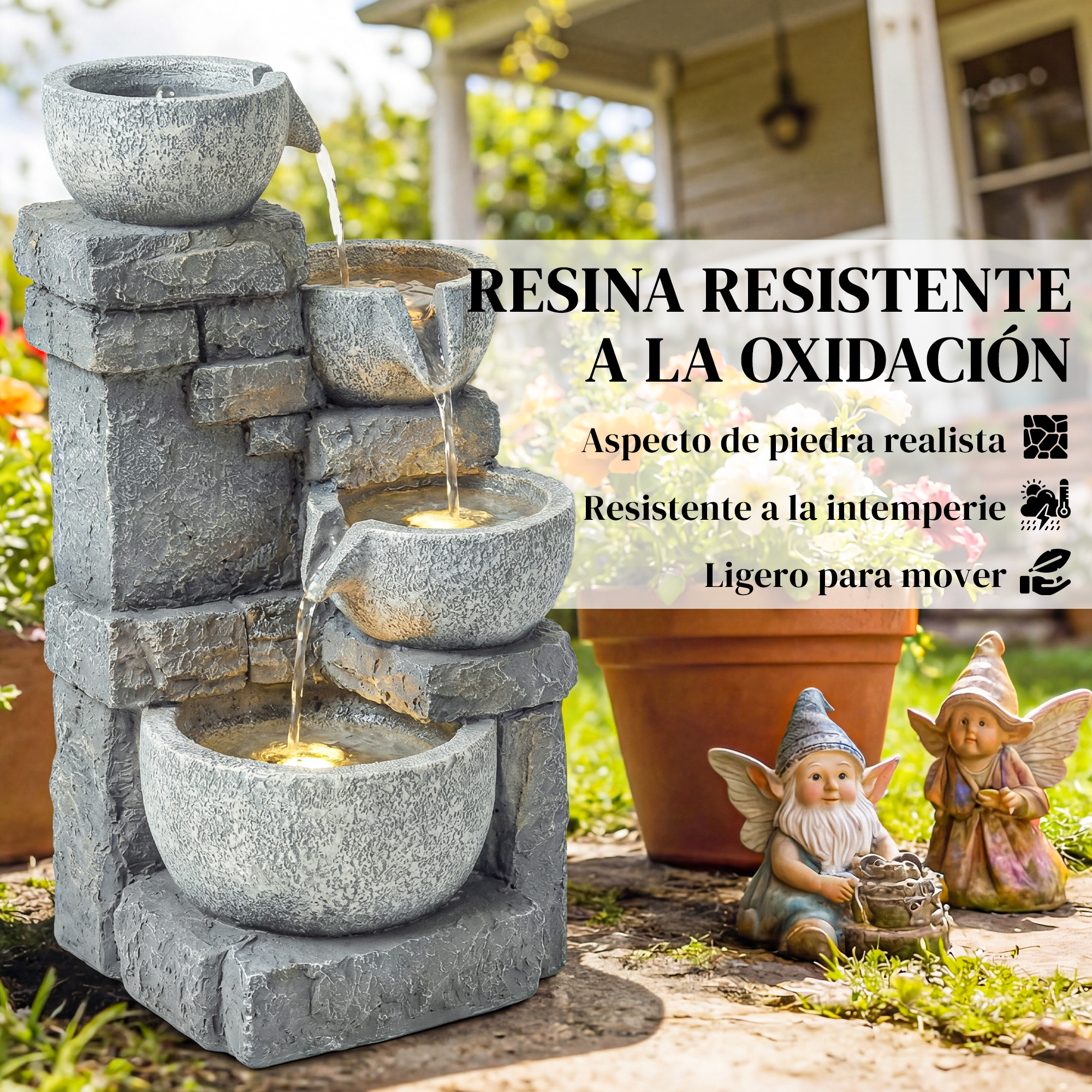 Una fuente de piedra de varios niveles con agua corriente y gnomos de jardín.