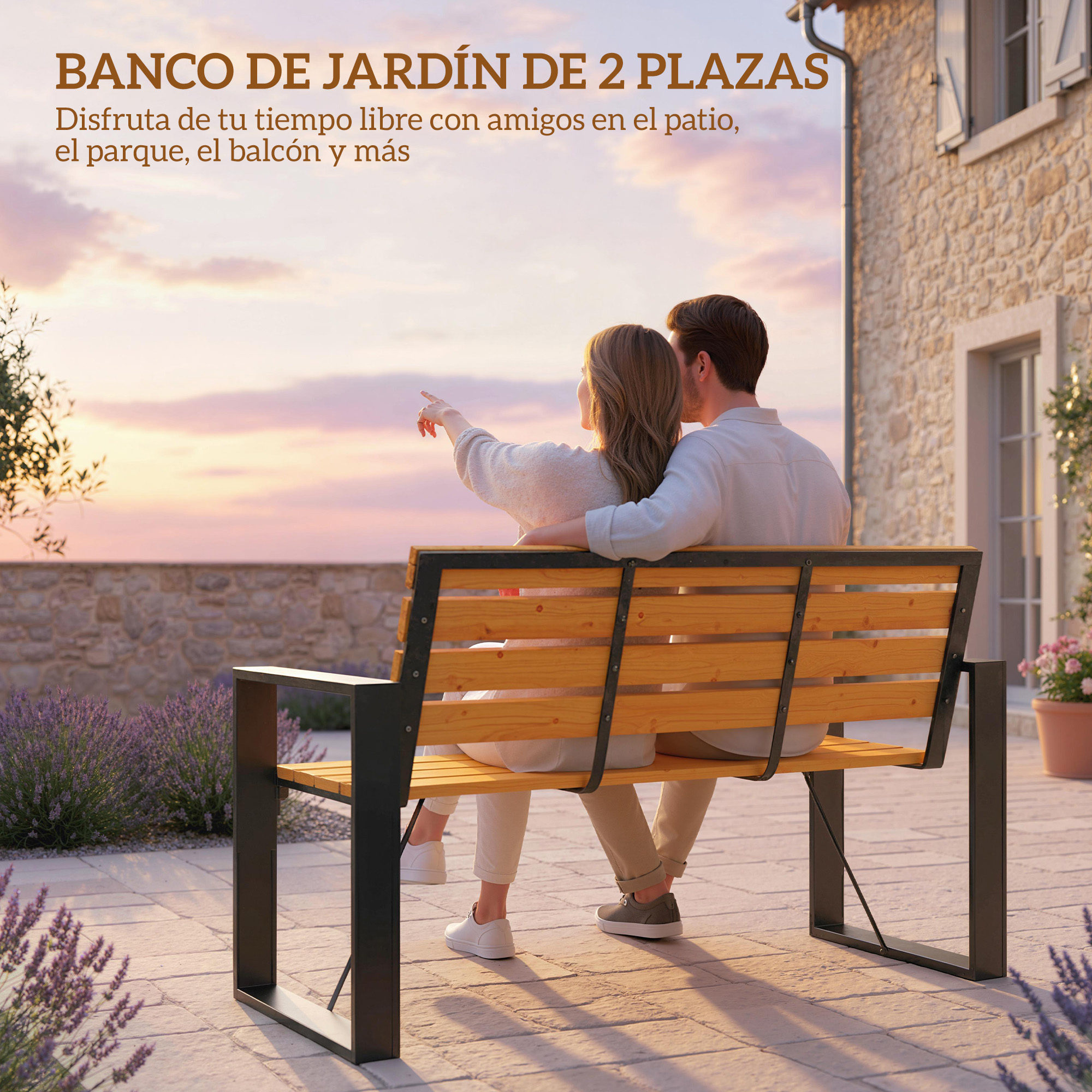 Pareja en un banco al atardecer, señalando el cielo. Edificio de piedra y lavanda.