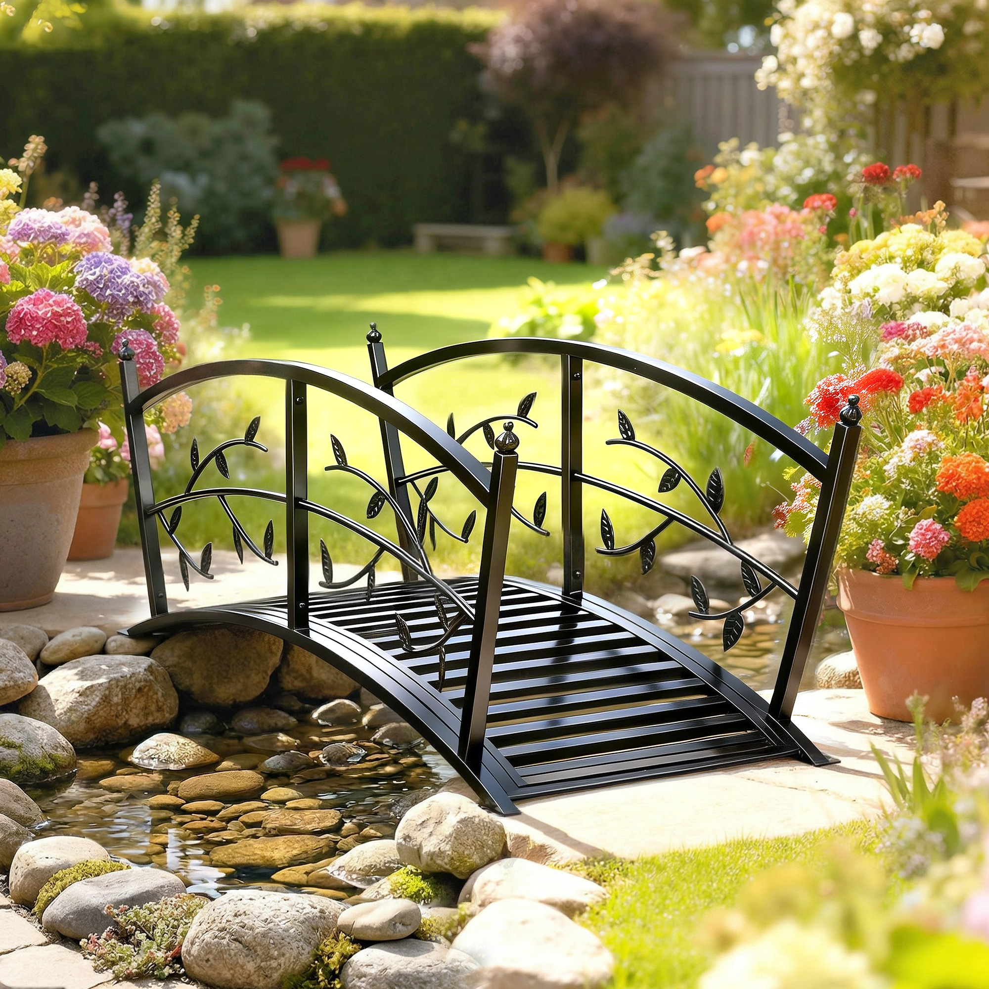 Un puente de jardín de metal negro sobre un estanque con flores.
