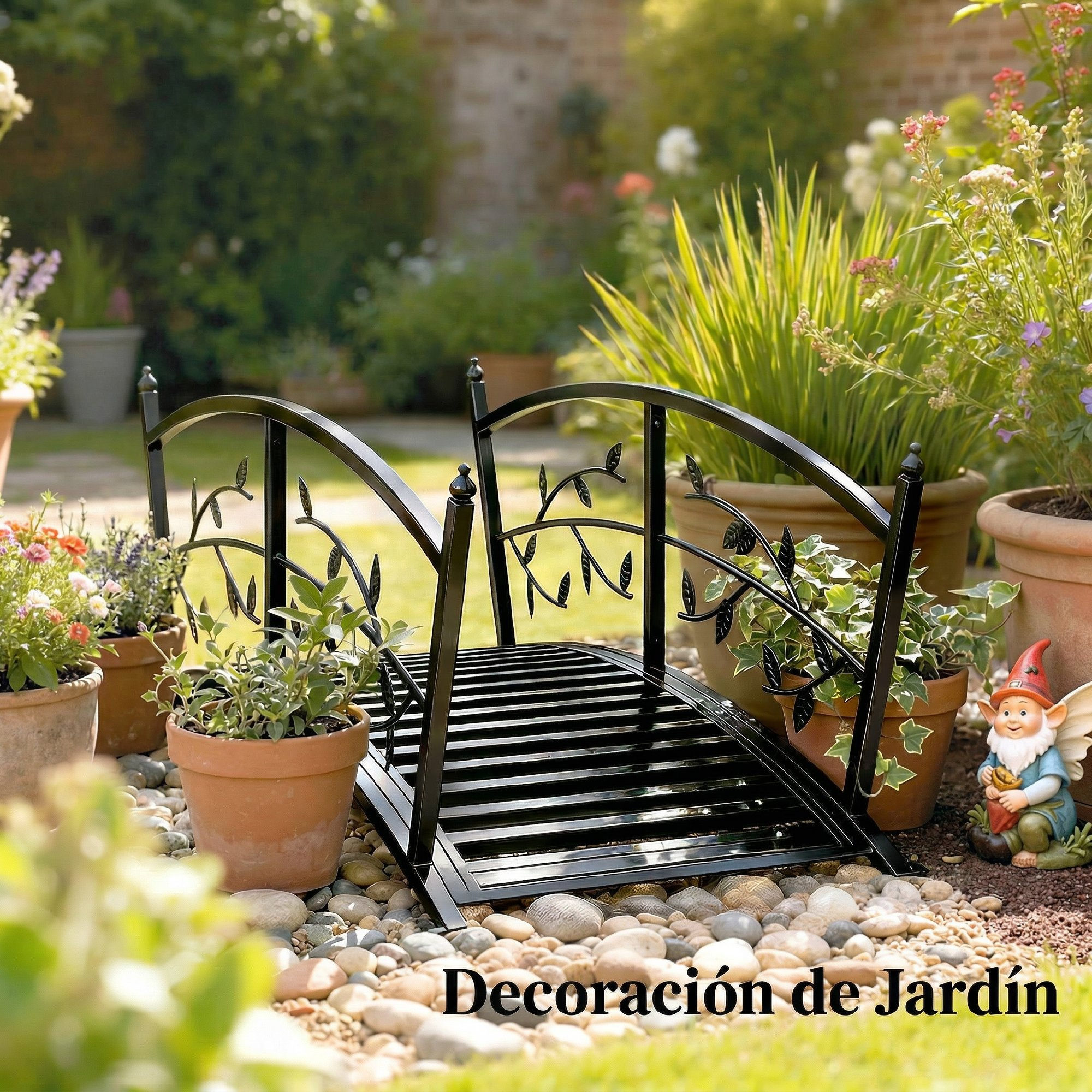 Un puente de jardín de metal negro con plantas en macetas y un gnomo.