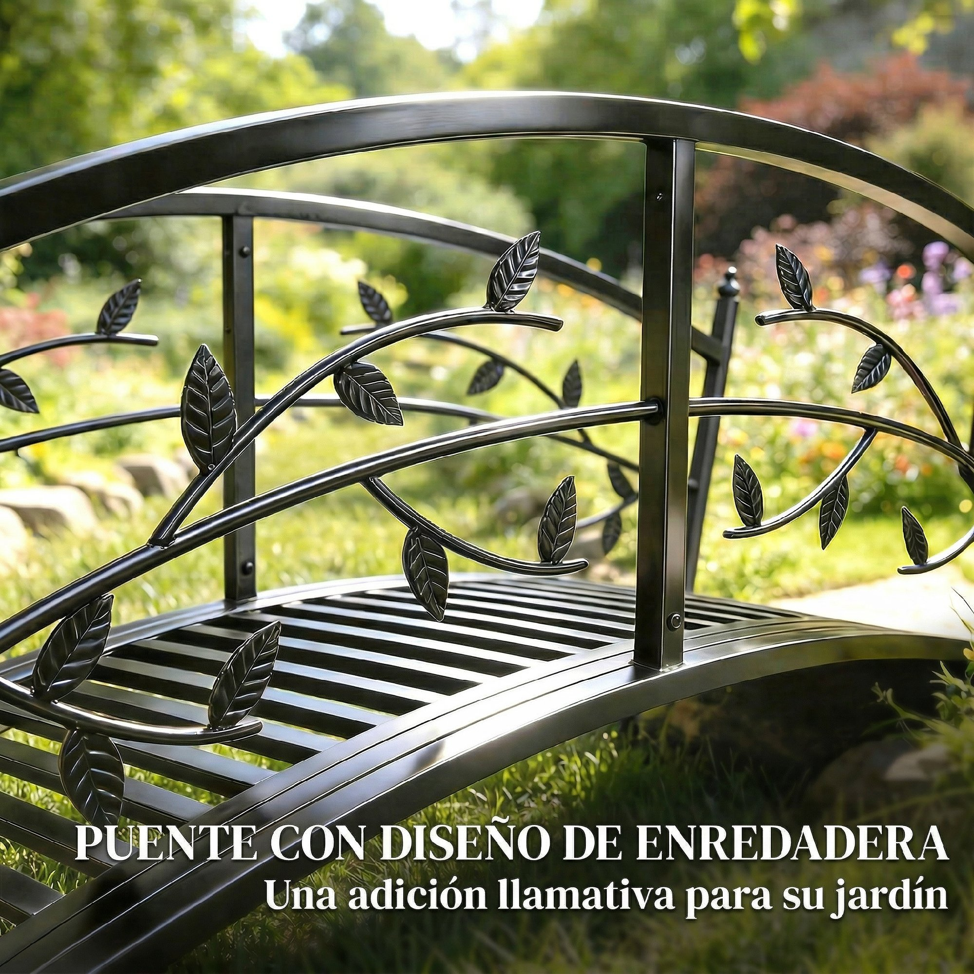 Un puente de jardín de metal negro con adornos de hojas.