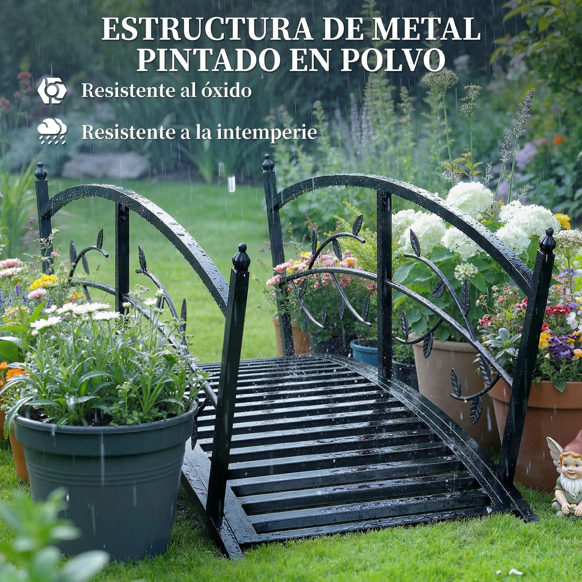 Puente de metal negro en jardín bajo lluvia con flores y plantas.