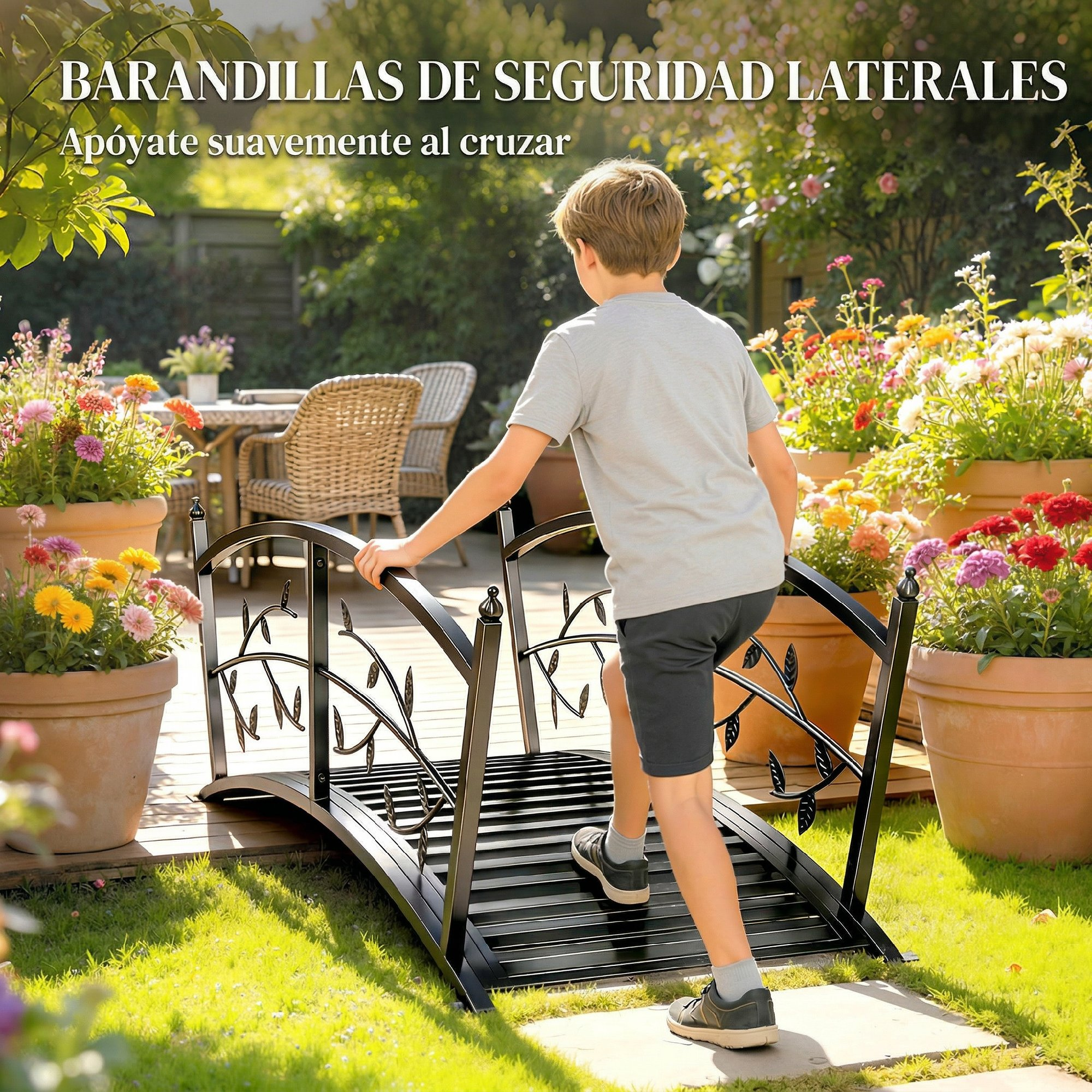 Un niño cruza un pequeño puente negro en un jardín con flores.
