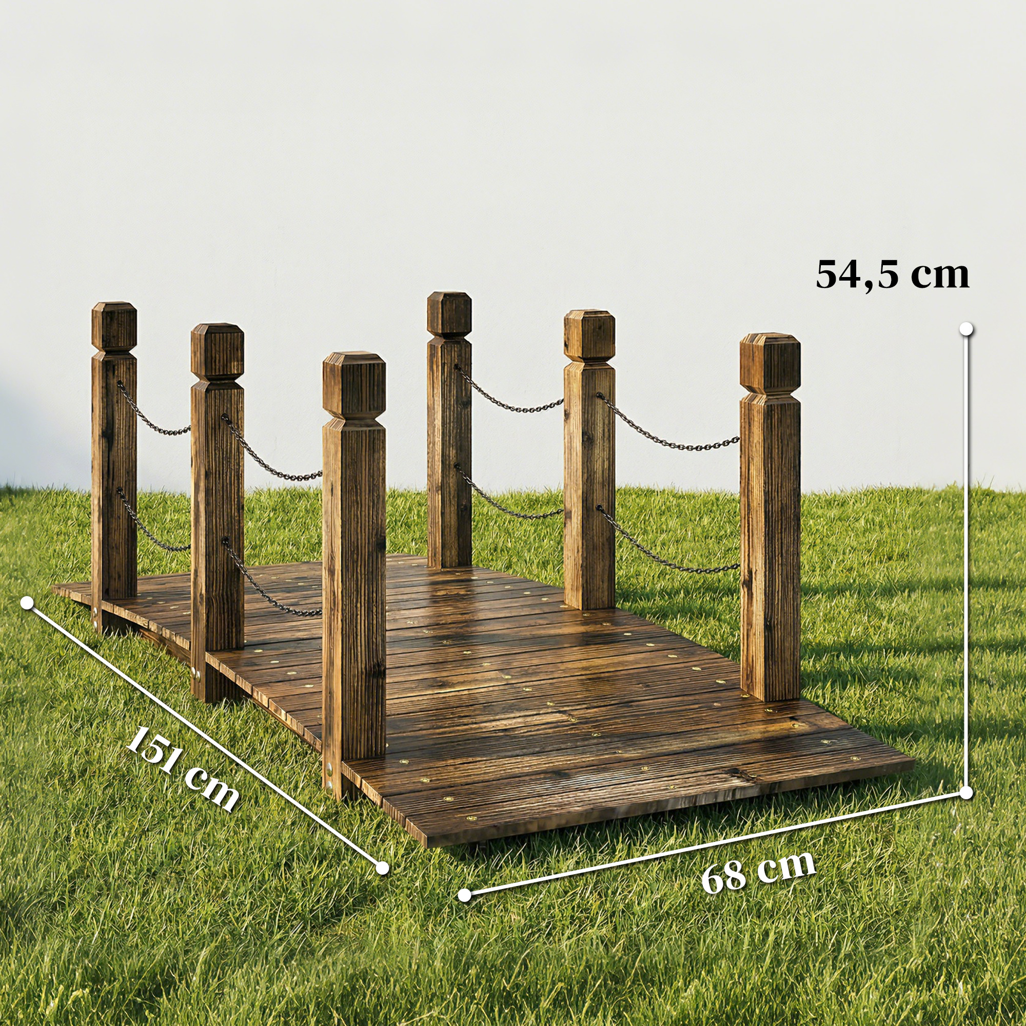 Un puente de madera con barandillas de postes de madera y cadenas sobre césped.