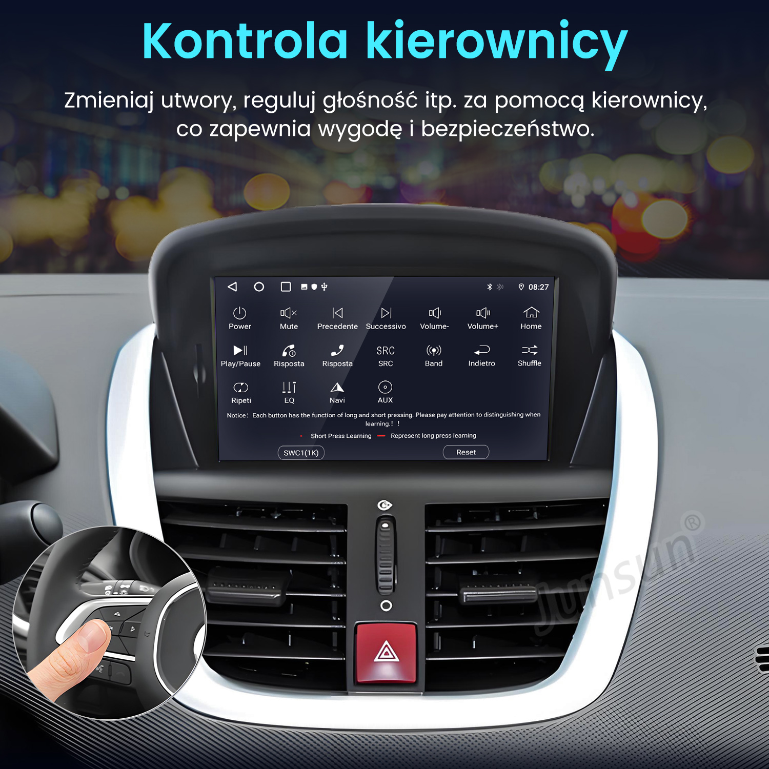 Kciuk naciska przycisk na kierownicy samochodu przed ekranem multimedialnym.