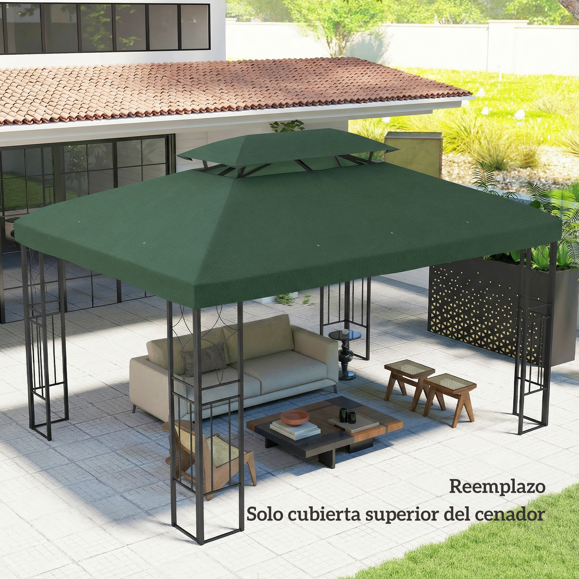 Cenador verde con muebles en un patio, casa y jardín al fondo.