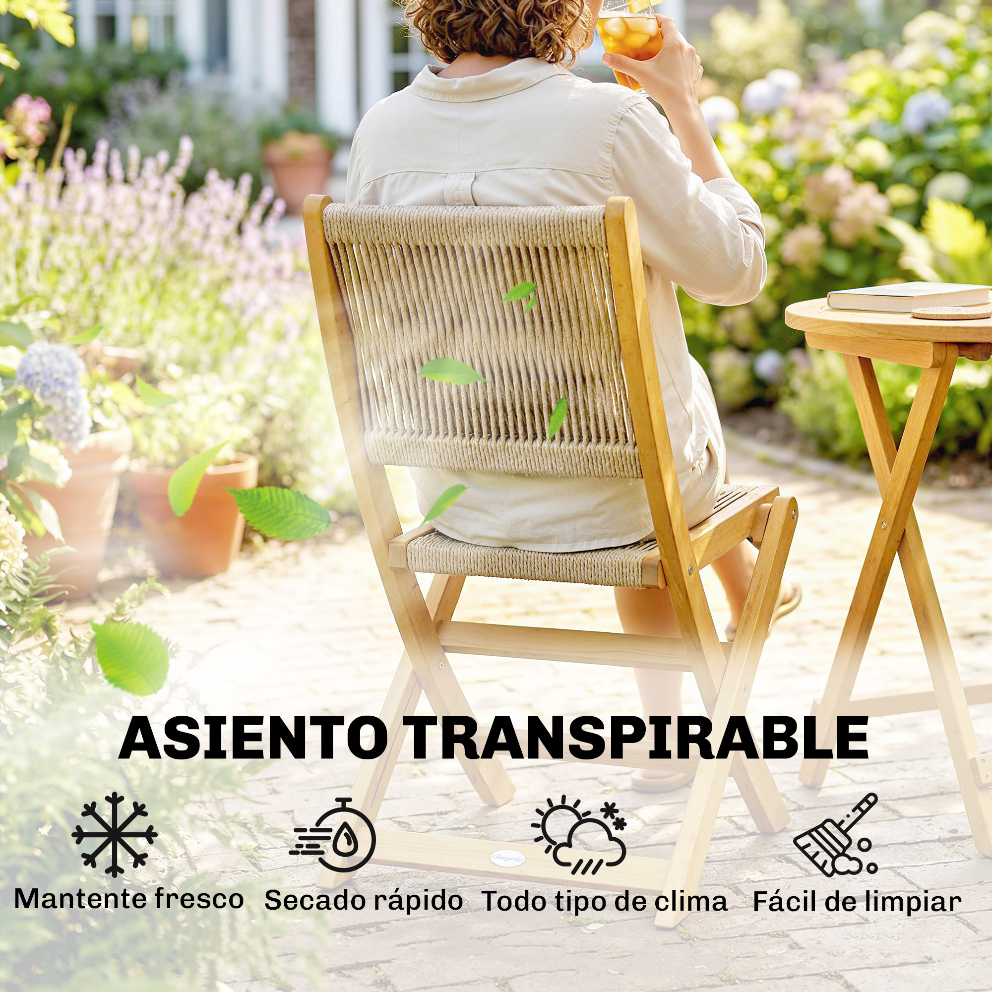 Una persona bebe una bebida en una silla de madera en un jardín con flores.
