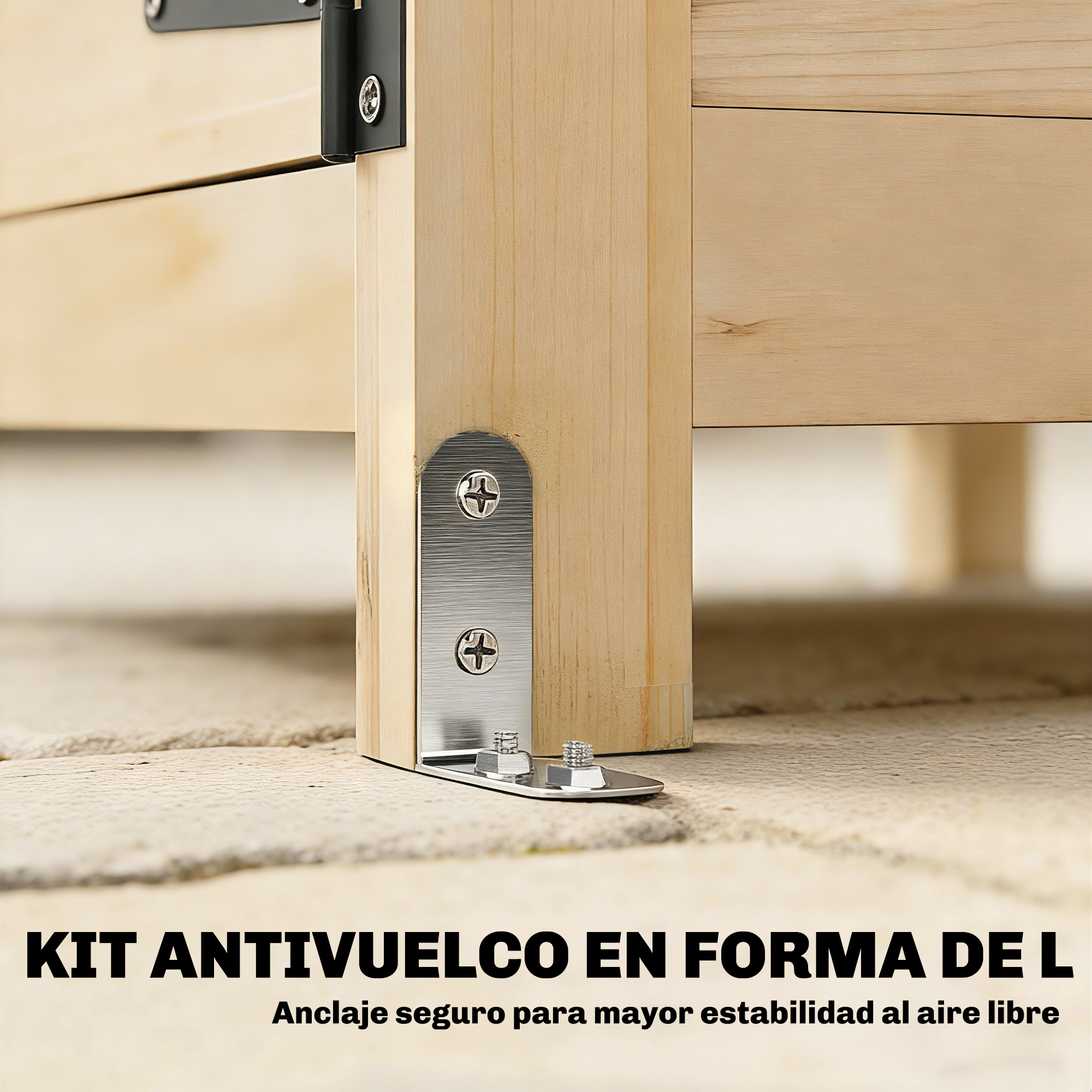 Kit antivuelco en L con soportes metálicos fijados a madera.