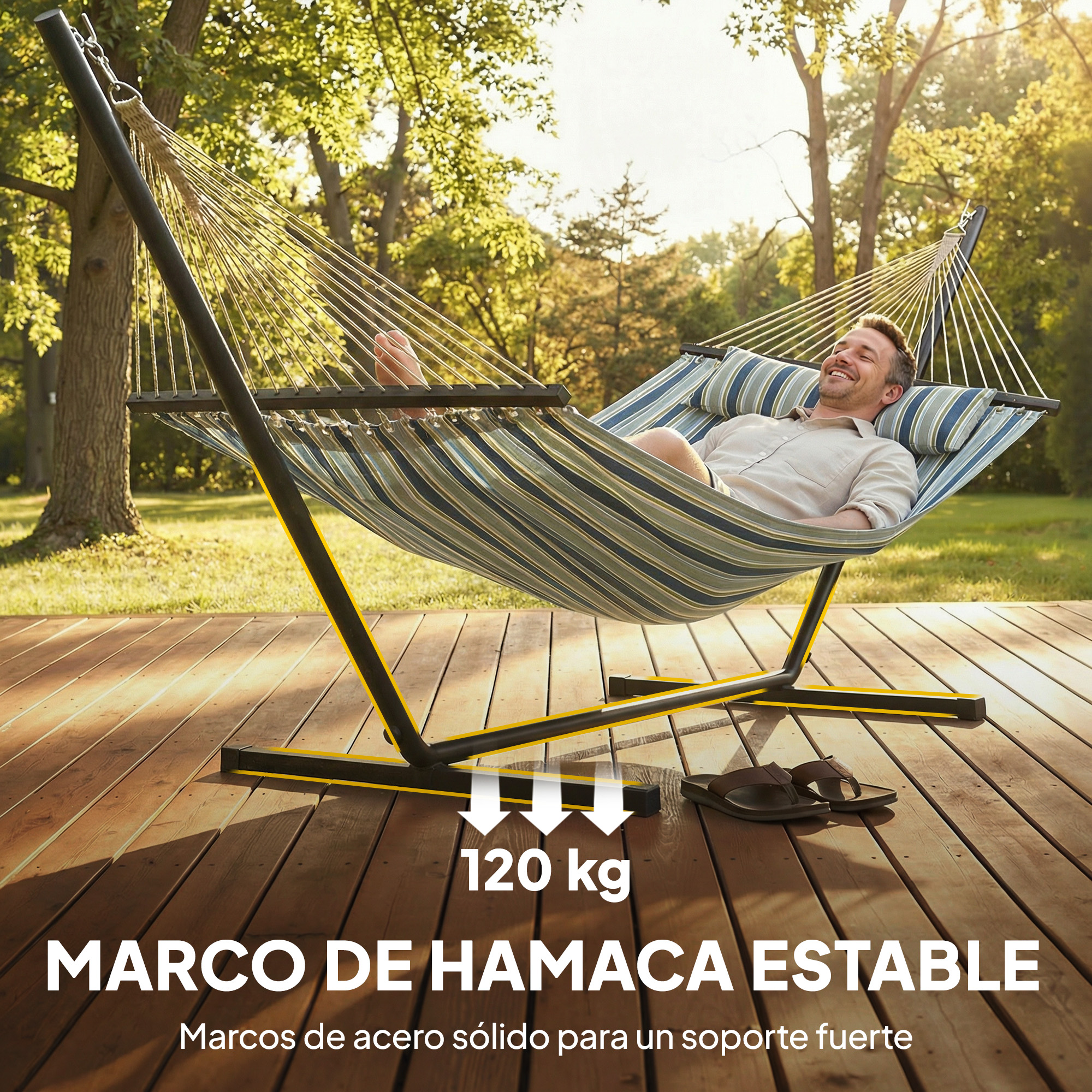 Hombre ríe en hamaca a rayas sobre tarima de madera bajo árboles