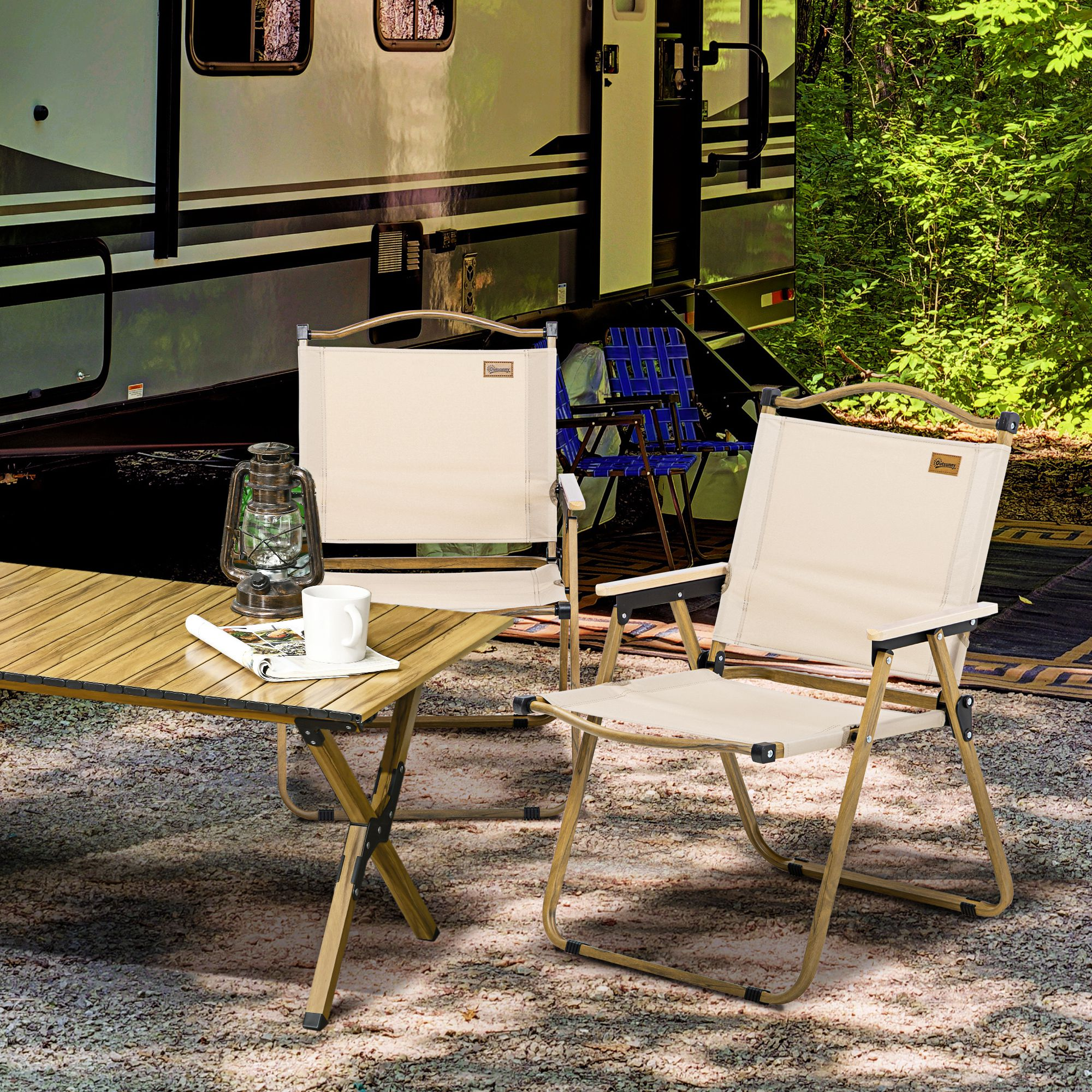 Sillas de camping y mesa con linterna y taza junto a RV en el bosque.