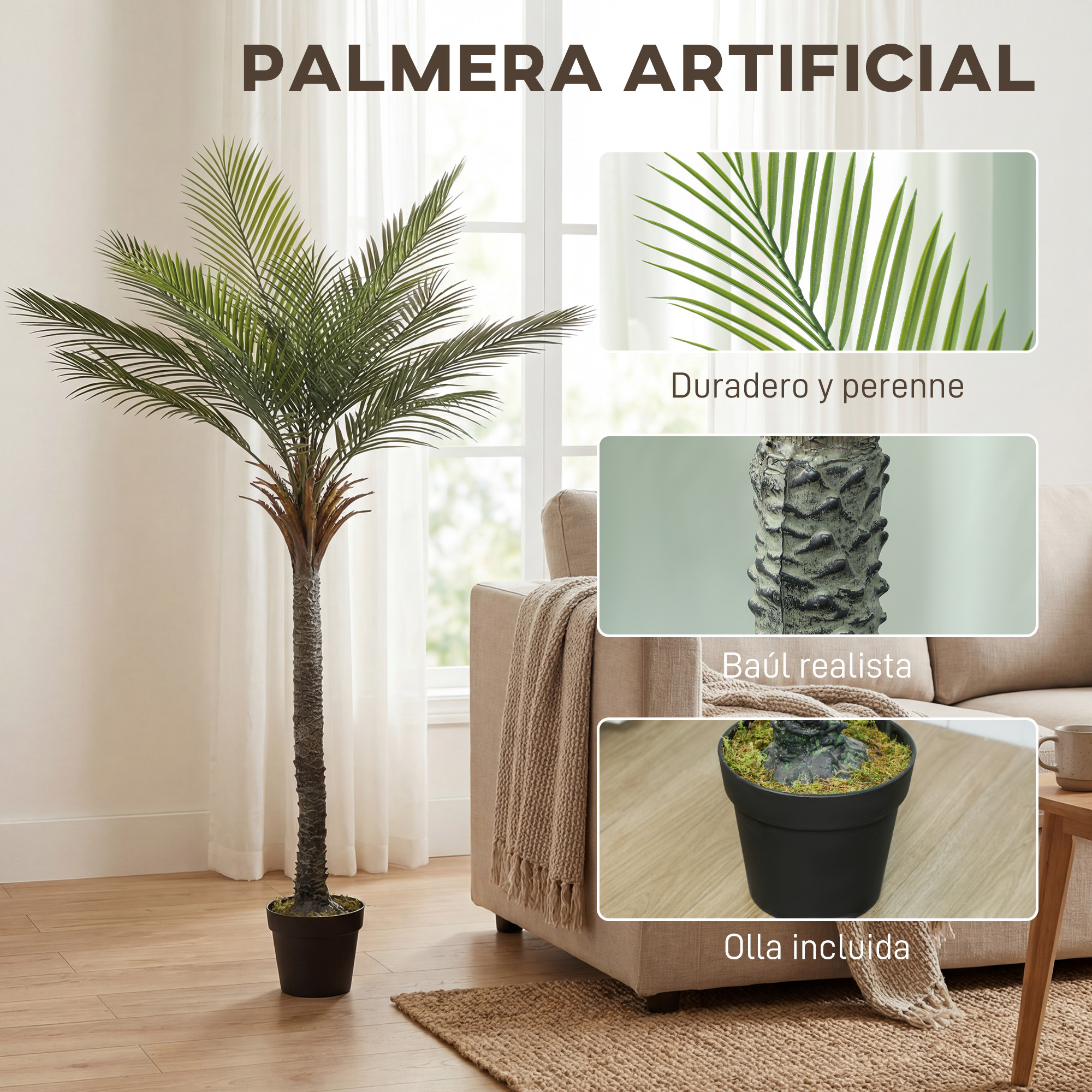 Una palmera artificial en una maceta negra sobre suelo de madera.