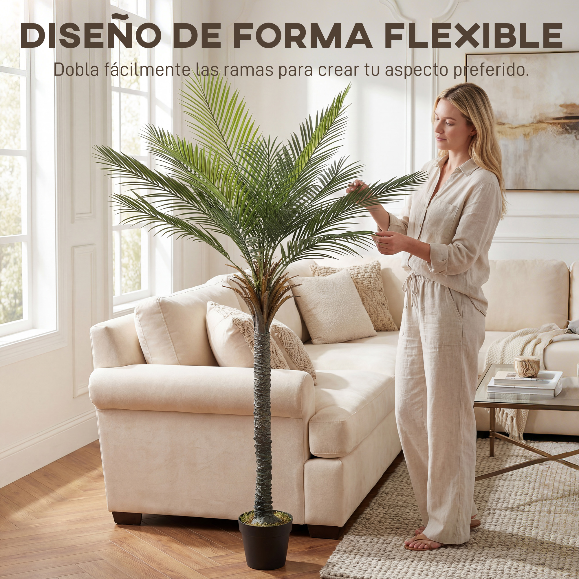 Una mujer ajusta una palmera en una sala de estar luminosa.