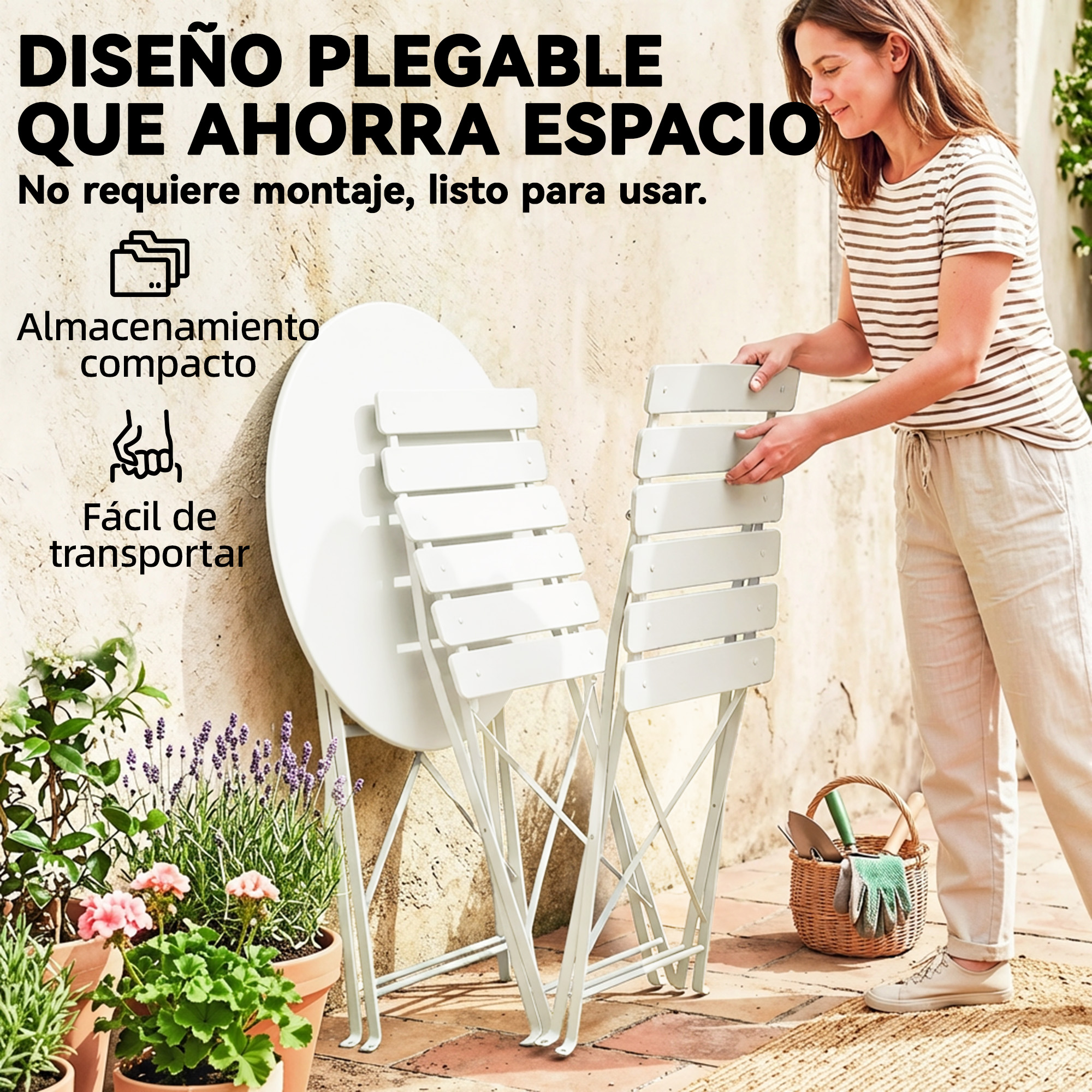 Una mujer monta una mesa y sillas plegables blancas al aire libre. Hay plantas y herramientas de jardinería.