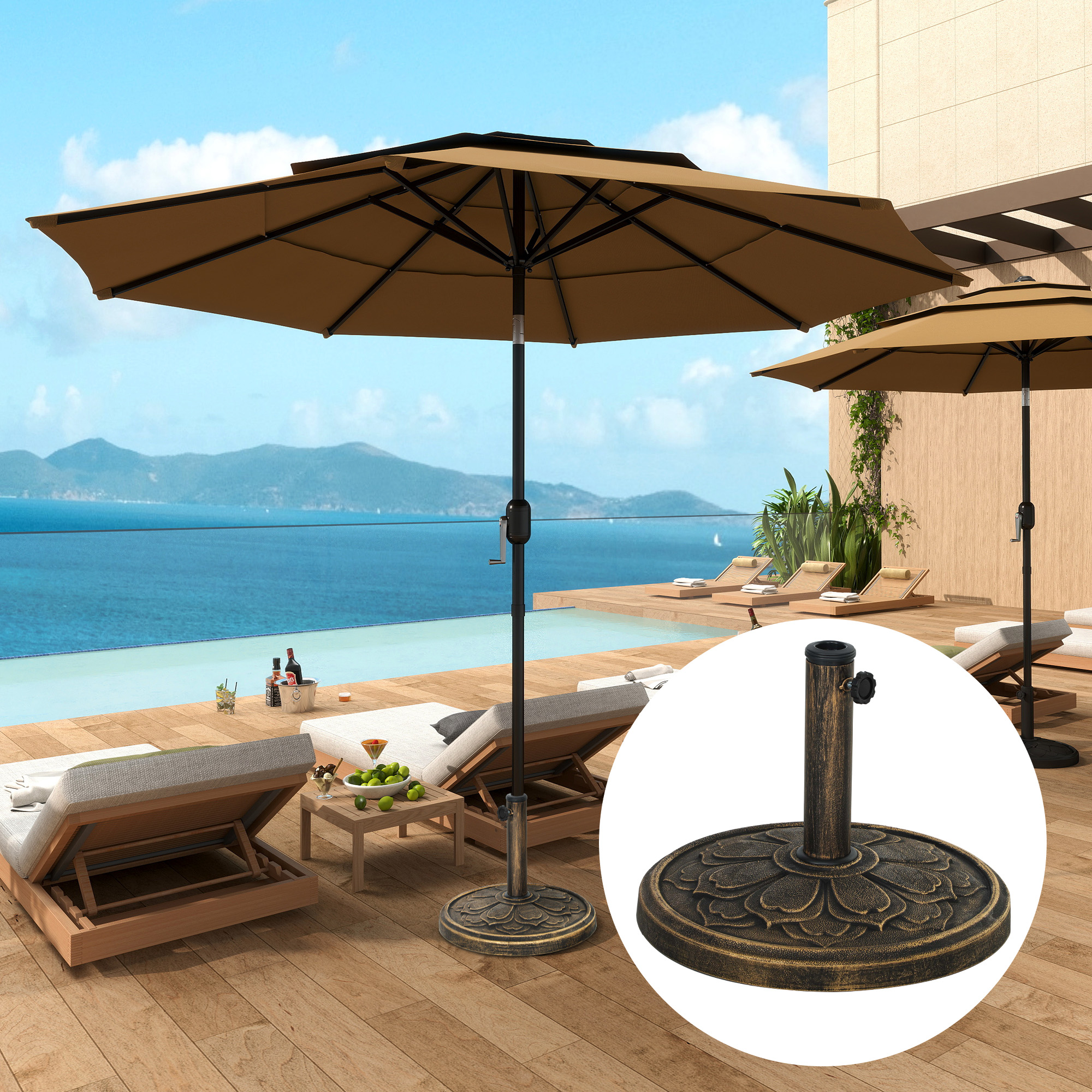 Un parasol marrón con base ornamentada junto a una piscina. Tumbonas y montañas al fondo.