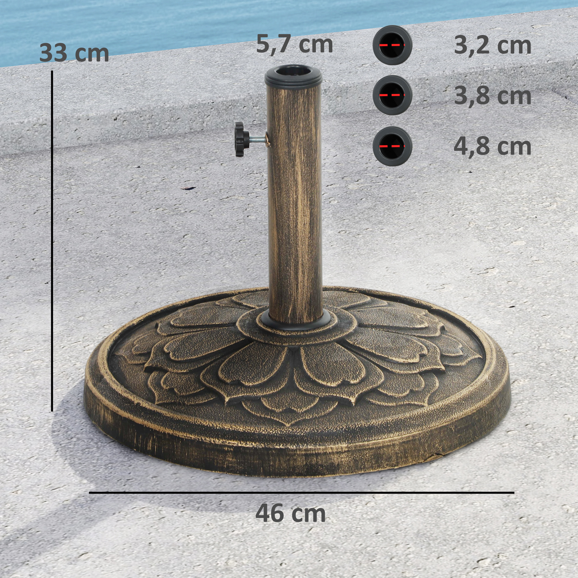 Una base redonda y ornamentada de bronce para sombrilla en hormigón.