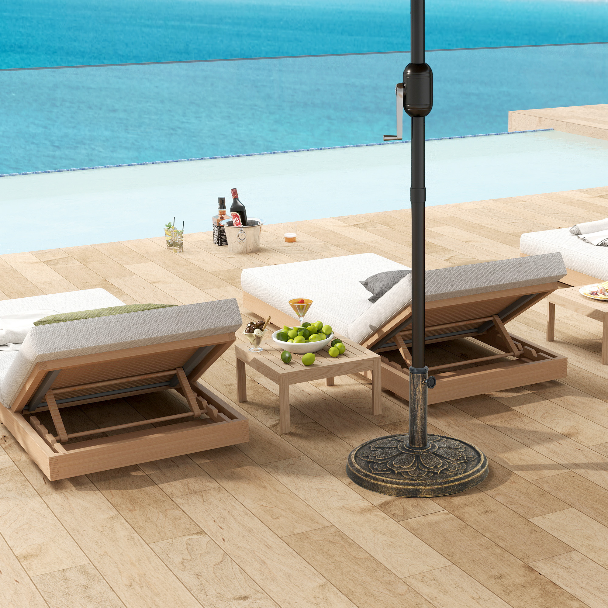 Terraza de madera junto a la piscina con tumbonas, sombrilla, bebidas y aperitivos.