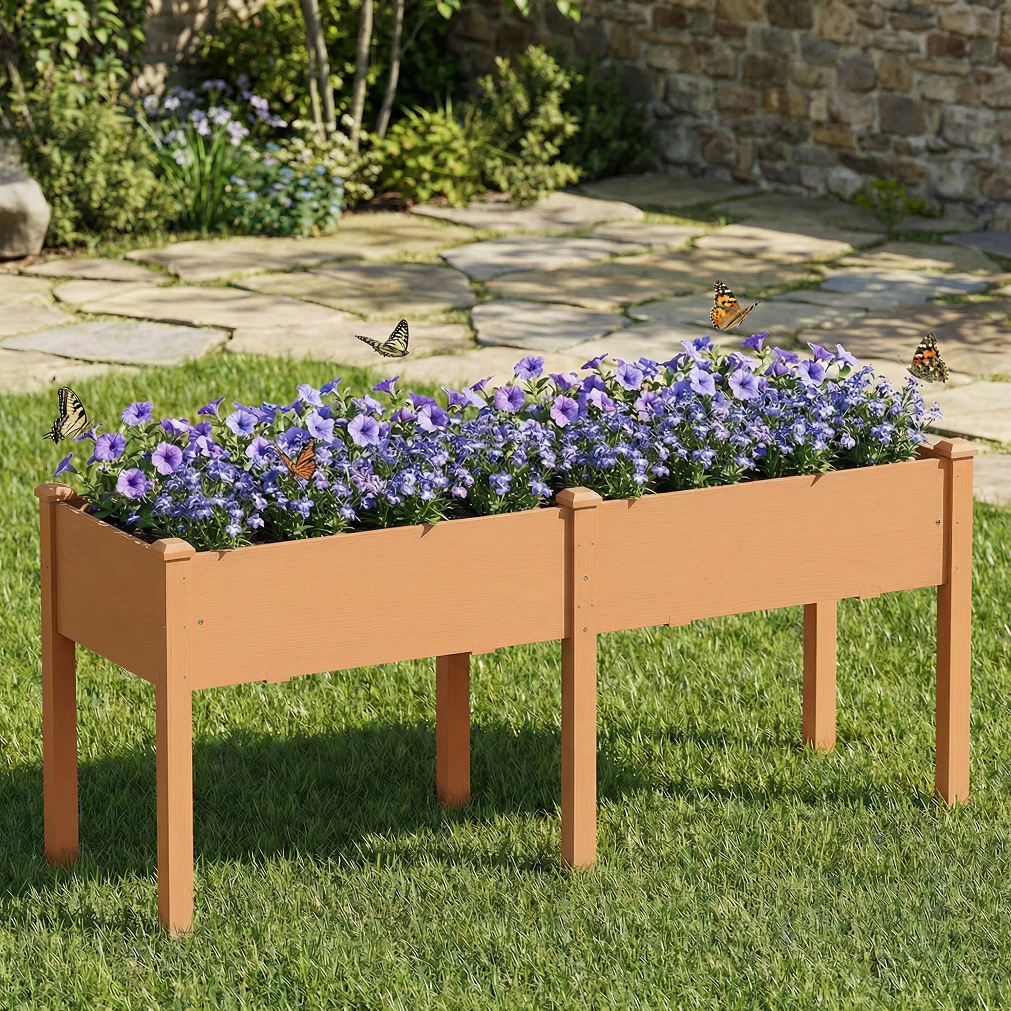 Un macetero de madera elevado lleno de flores moradas, con mariposas volando.