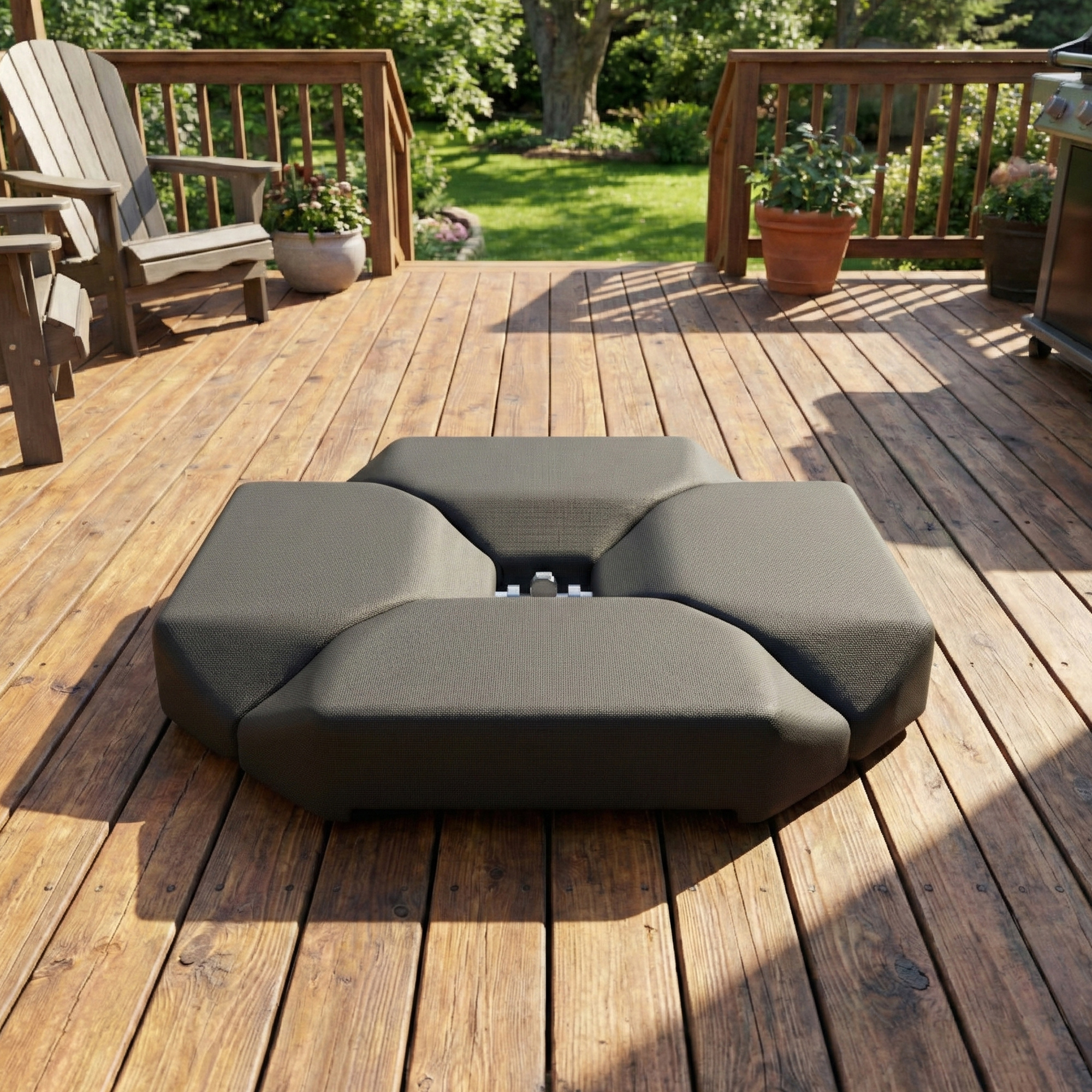 Base de sombrilla gris oscuro en terraza de madera con sillas Adirondack y parrilla.