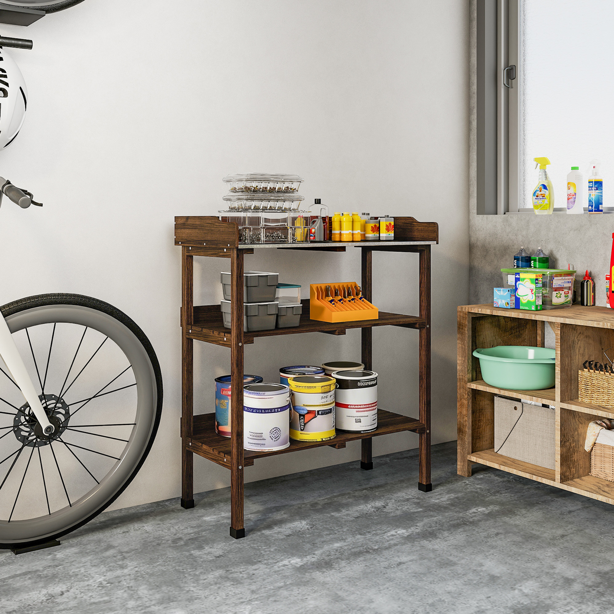 Una bicicleta, un estante de madera con latas y contenedores, y otro estante con artículos para el hogar.