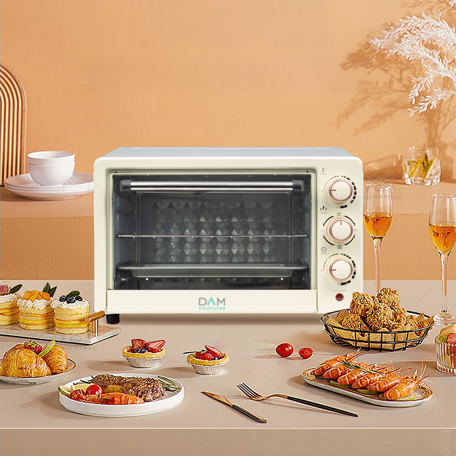 Ein cremefarbener Ofen steht auf einem Tisch mit Speisen wie Garnelen, Steak, Kuchen und Croissants.