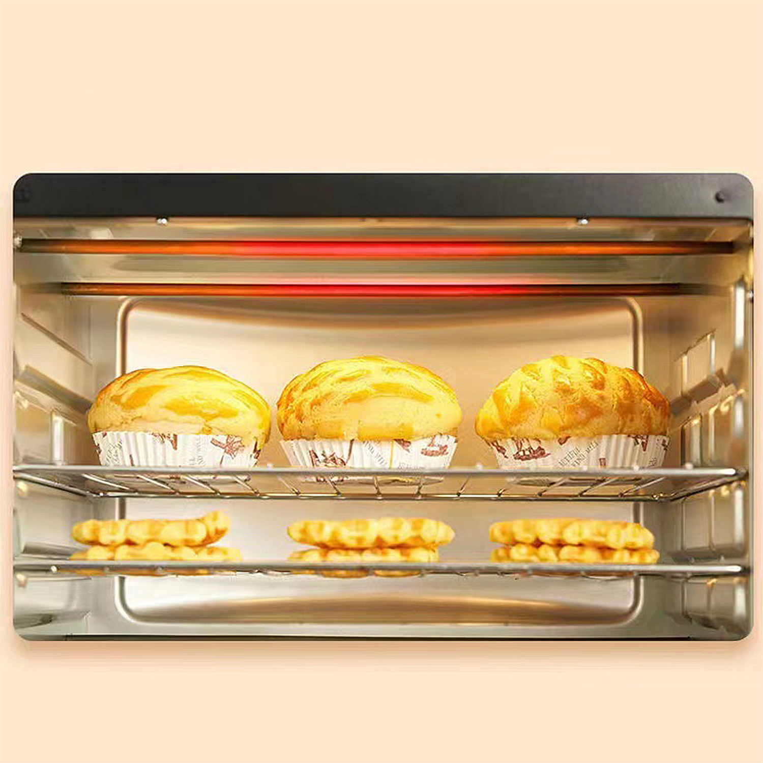 Drei süße Brötchen und Waffeln in einem Ofen auf einem Rost.