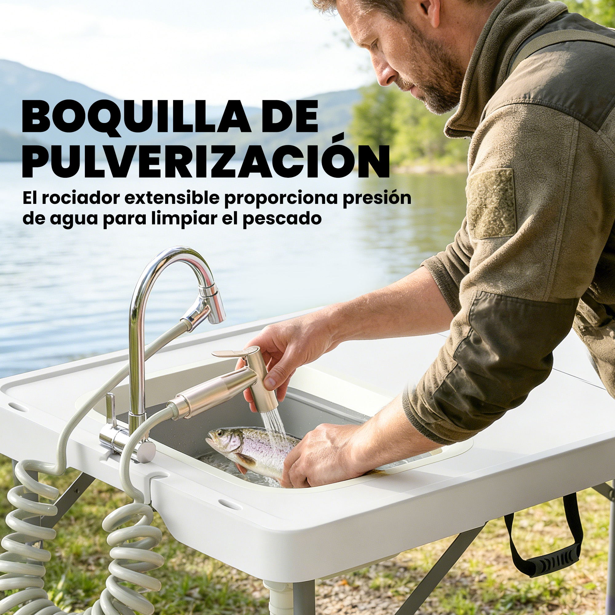 Hombre limpia pescado bajo un grifo extensible en una mesa exterior.
