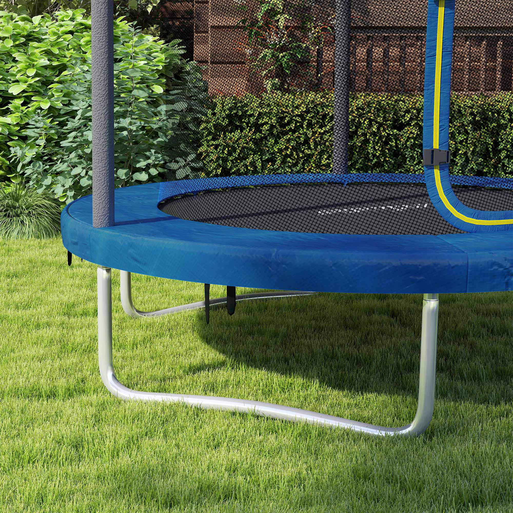 El borde azul de un trampolín con red de seguridad está en un césped verde.