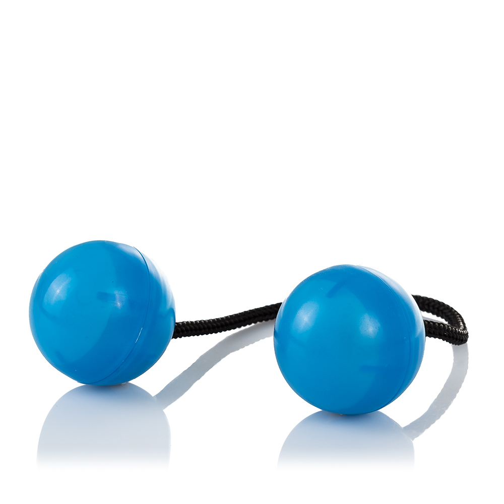 Due palline blu collegate da una corda nera, su sfondo bianco.