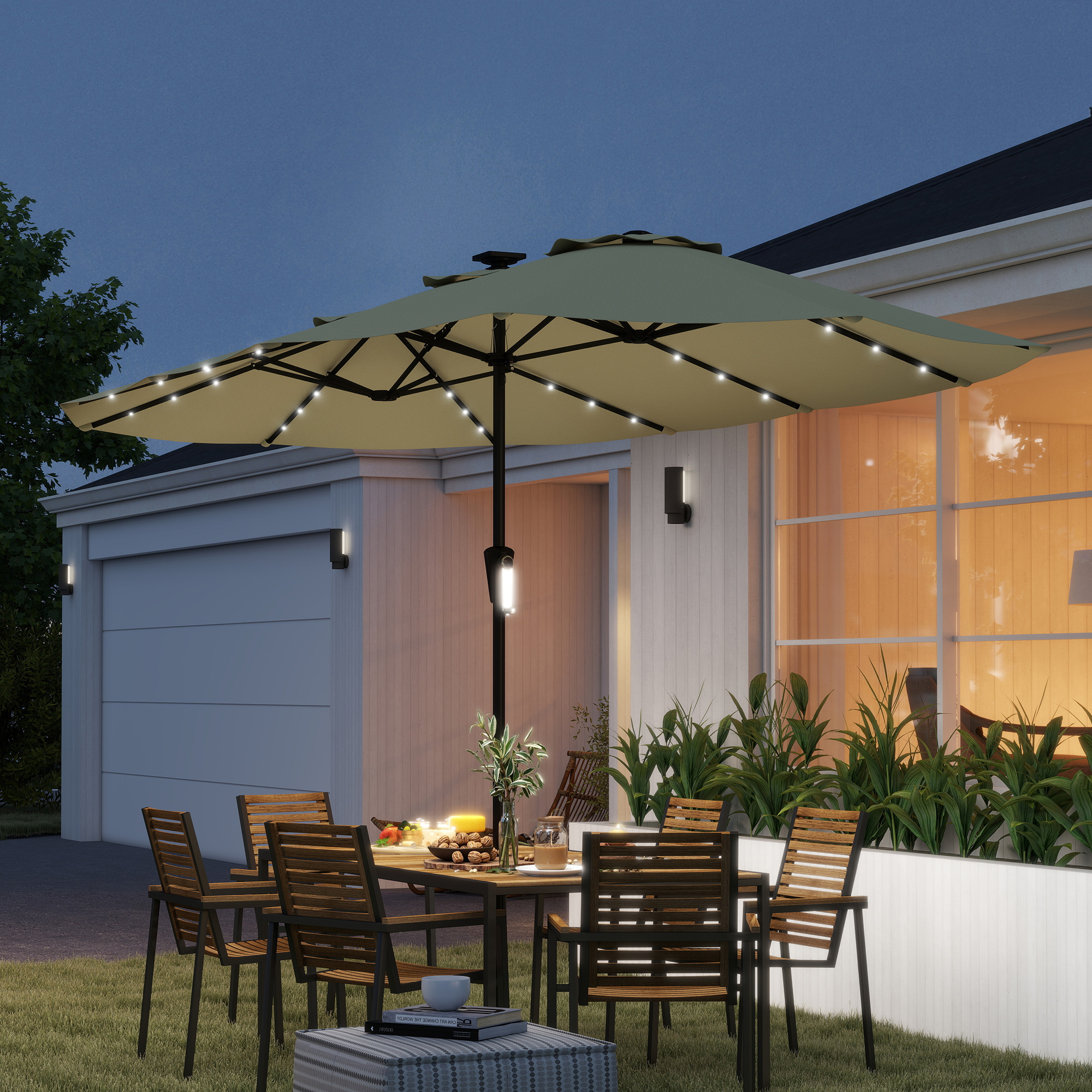 Una mesa de exterior con sillas bajo una sombrilla con luces por la noche.