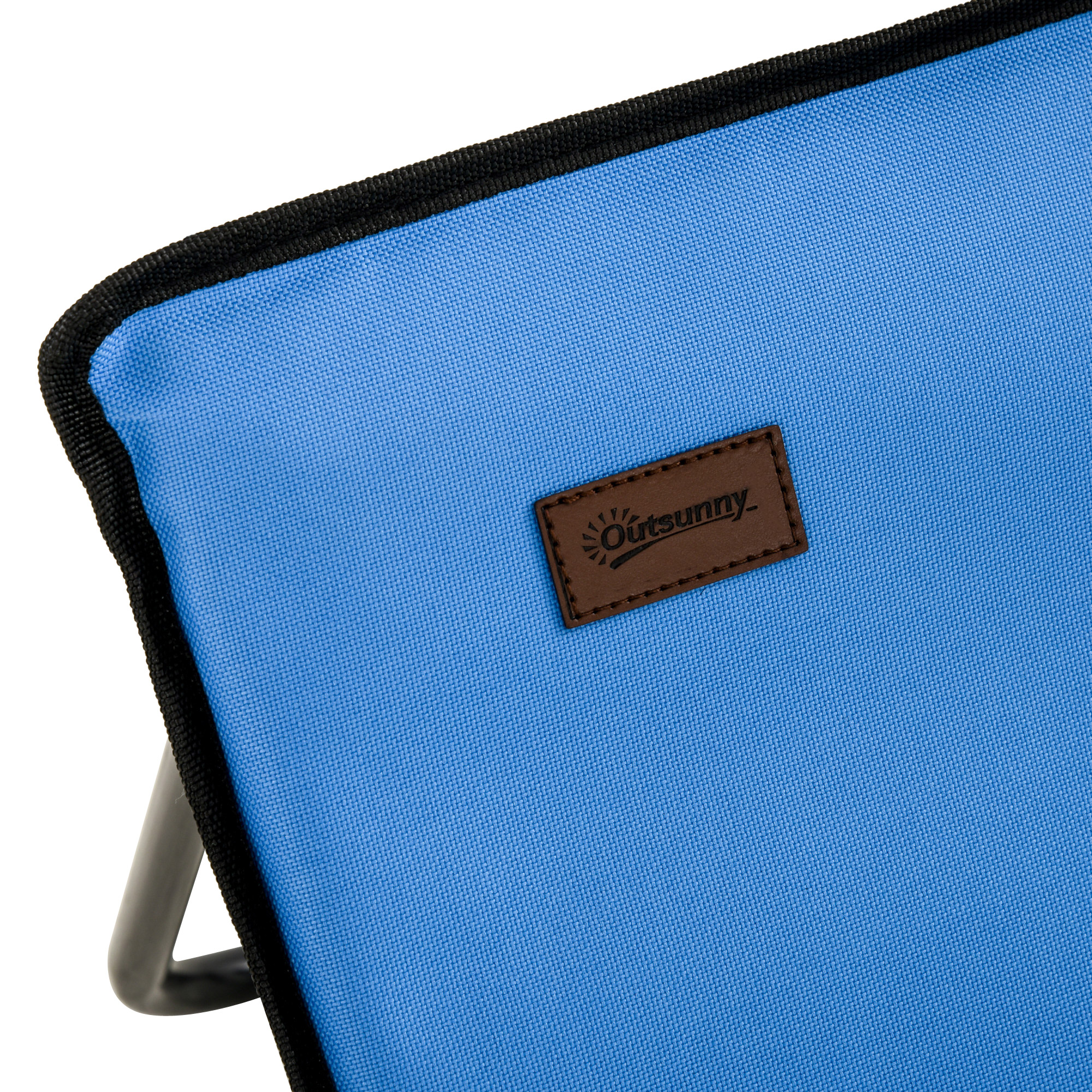 Material de tela azul con borde negro y logo marrón.