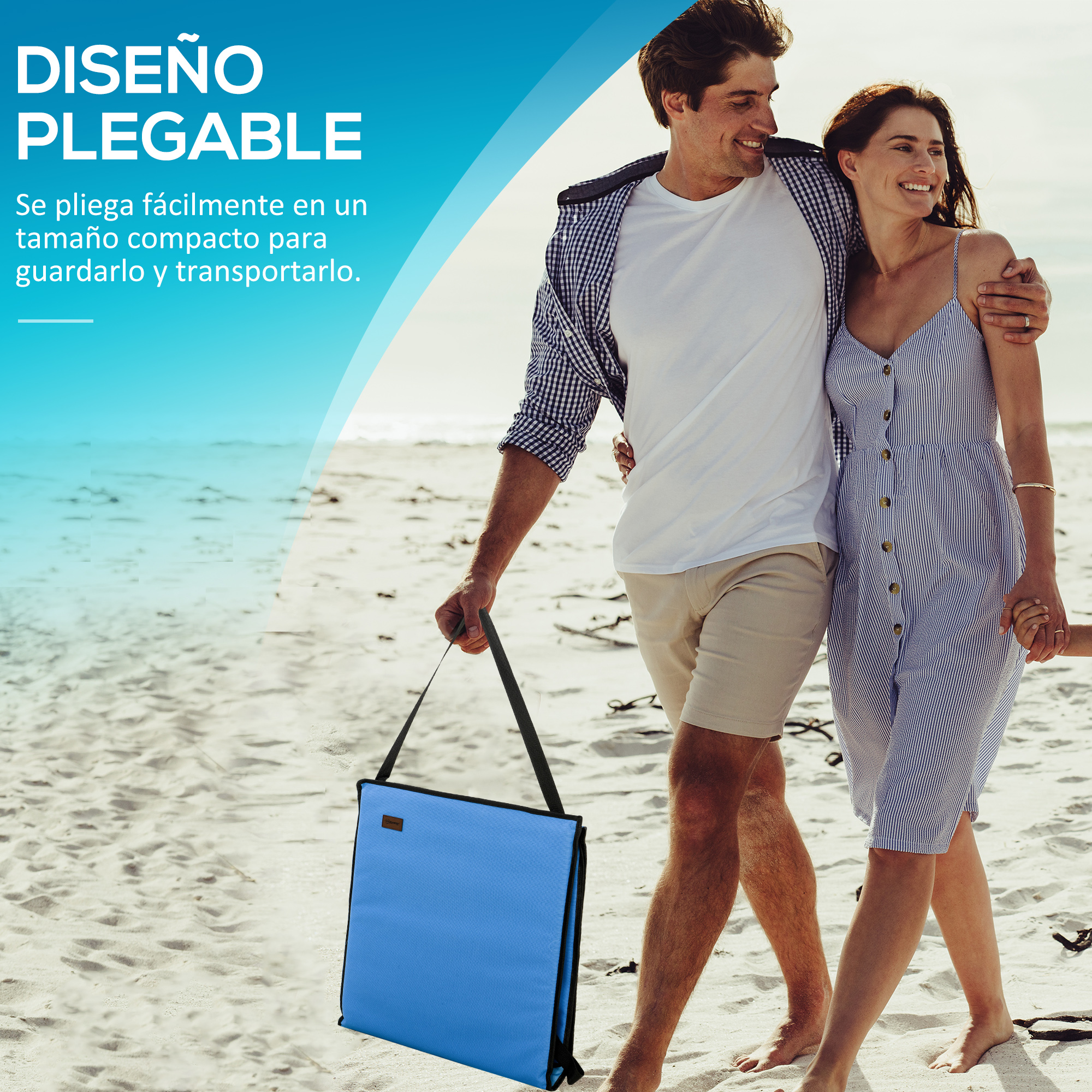 Una pareja camina por la playa, el hombre lleva una bolsa azul.