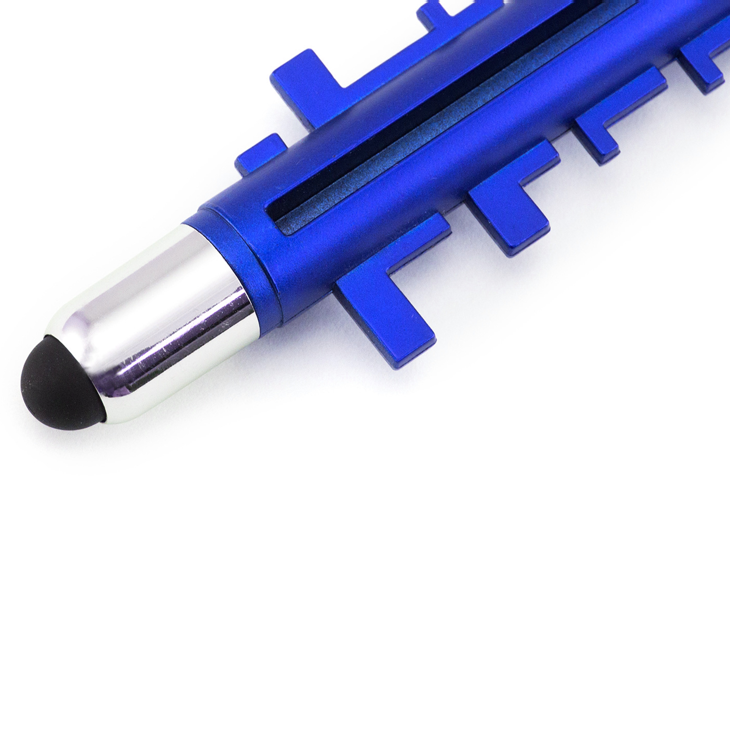 Una penna blu con punta argentata e estremità nera su sfondo bianco.