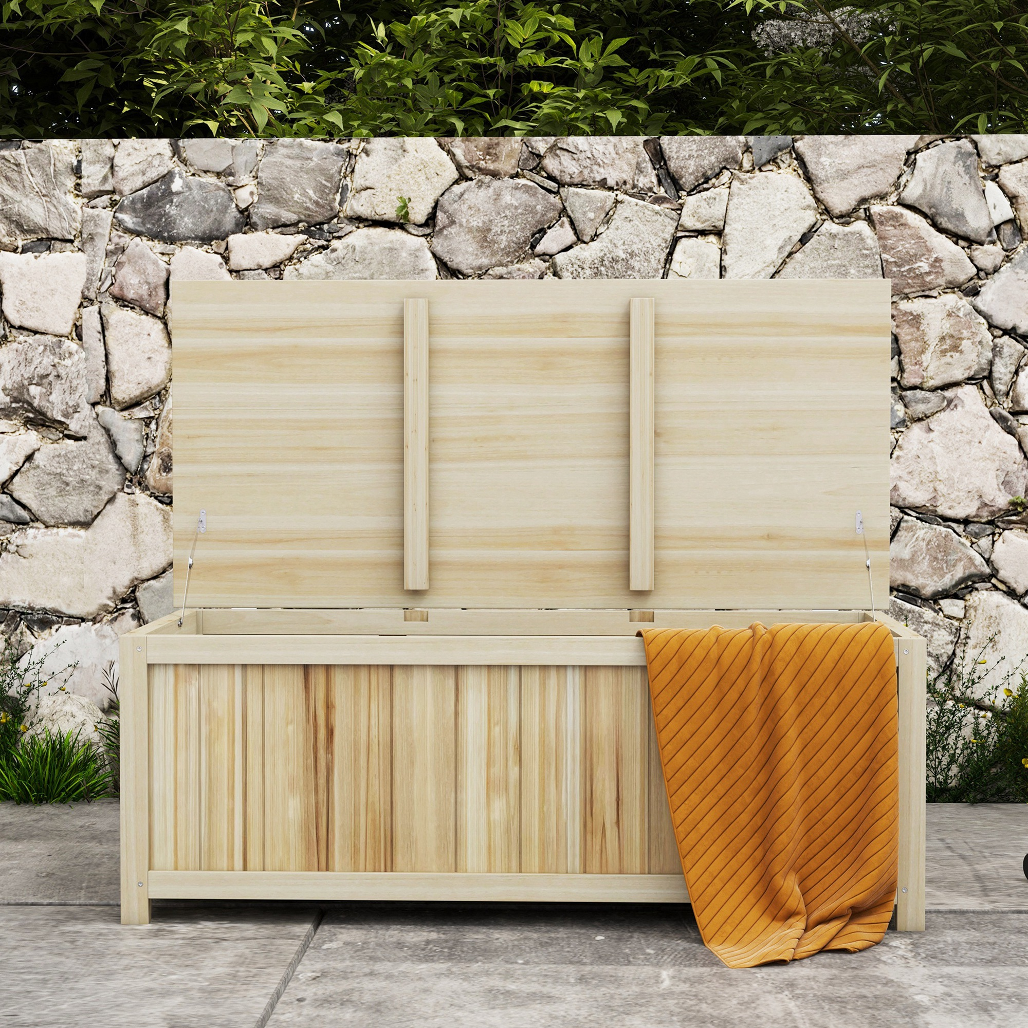 Un baule di legno con coperchio aperto si erge davanti a un muro di pietra e vegetazione lussureggiante.