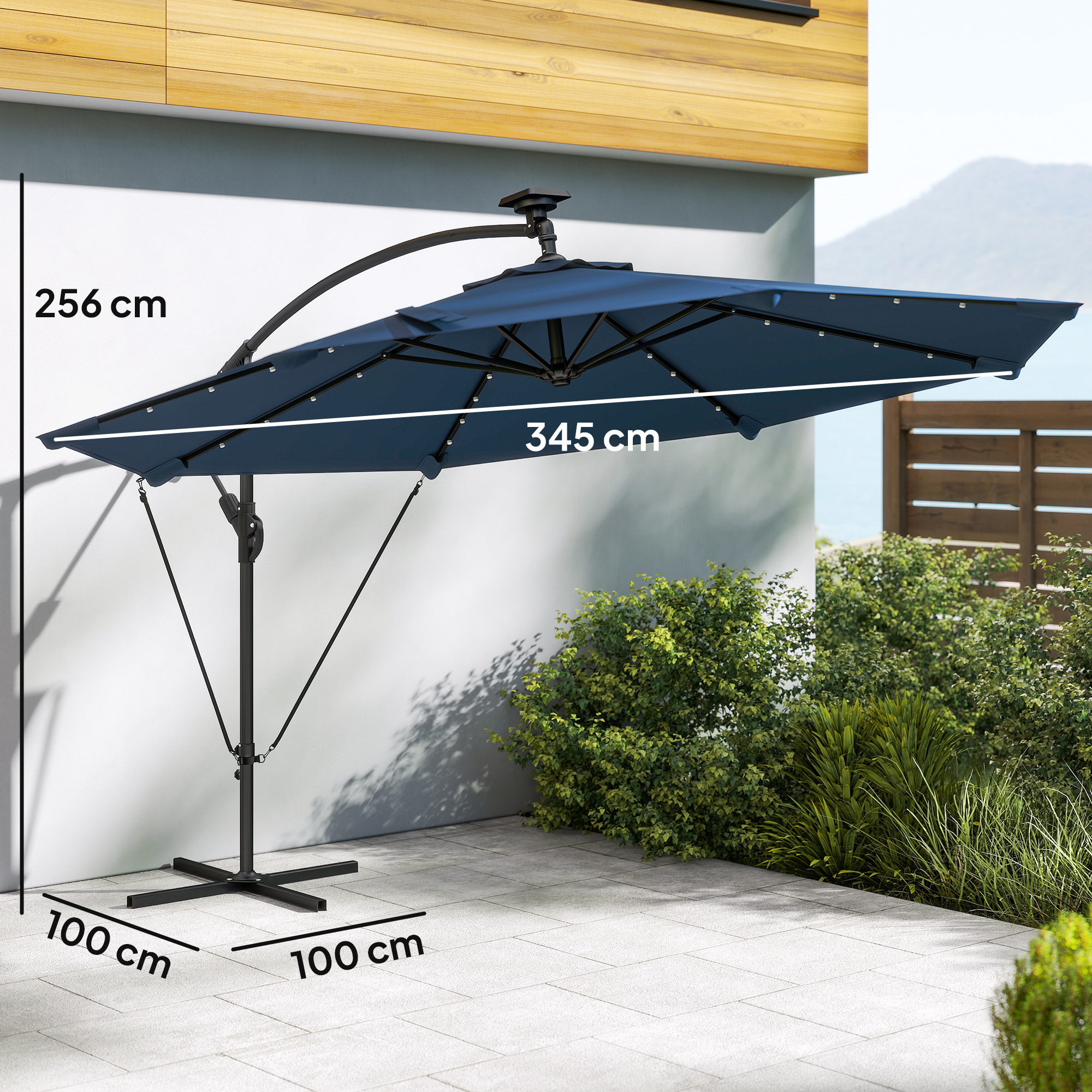 Un parasol azul oscuro con luces solares se encuentra en un patio pavimentado junto a una casa.