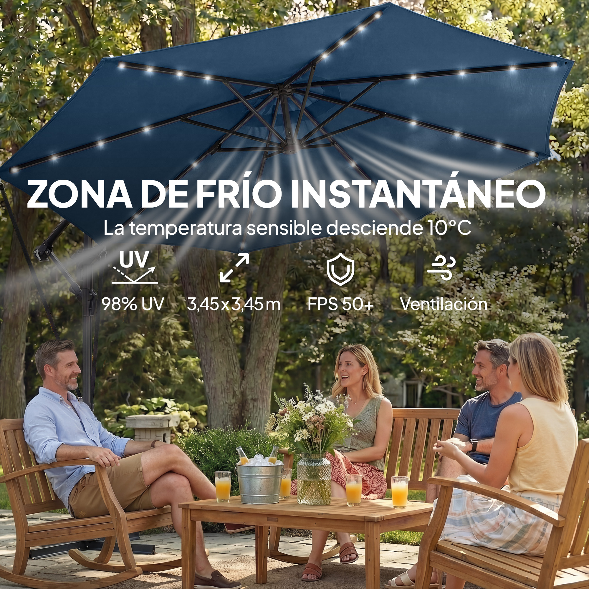 Cuatro personas disfrutan de un día soleado bajo una sombrilla azul con luces.