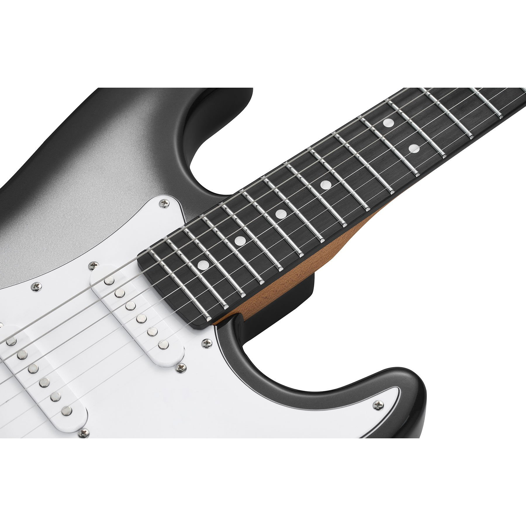 Beyaz manyetik ve tellere sahip siyah elektro gitarın yakın çekimi.