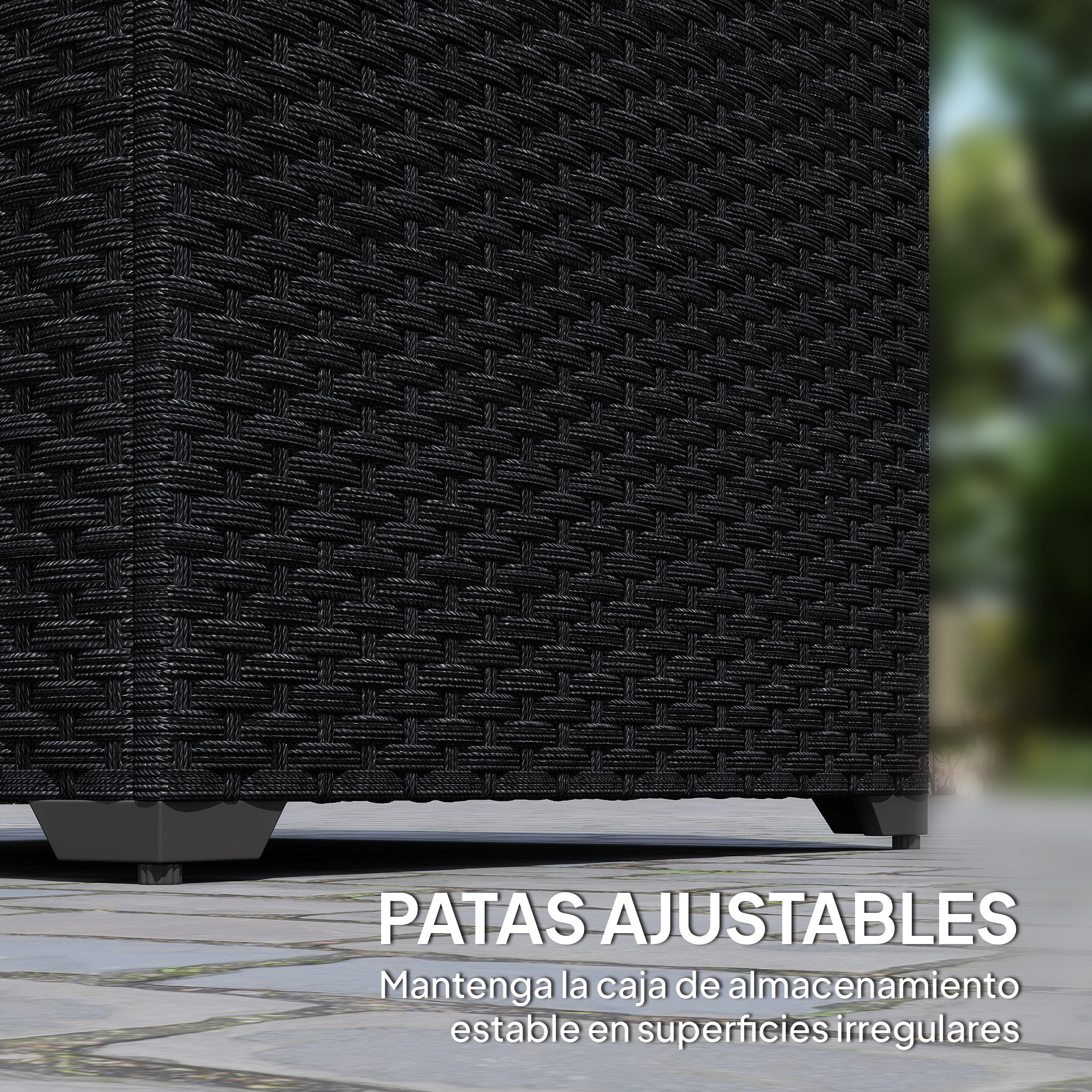 Caja de almacenamiento de mimbre negro con patas ajustables sobre suelo de piedra.