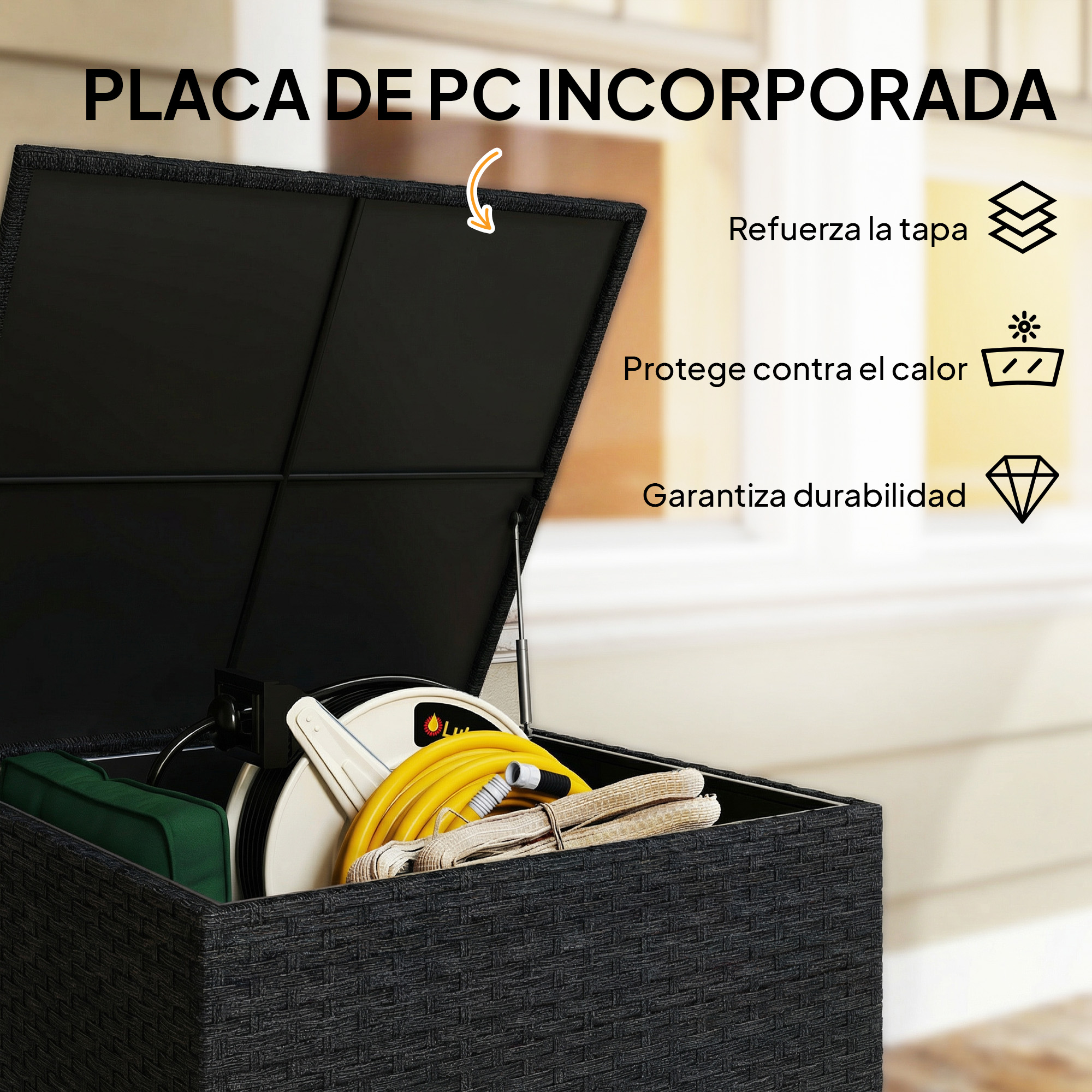 Caja de almacenamiento negra con tapa abierta, llena de mangueras y cojines de jardín.