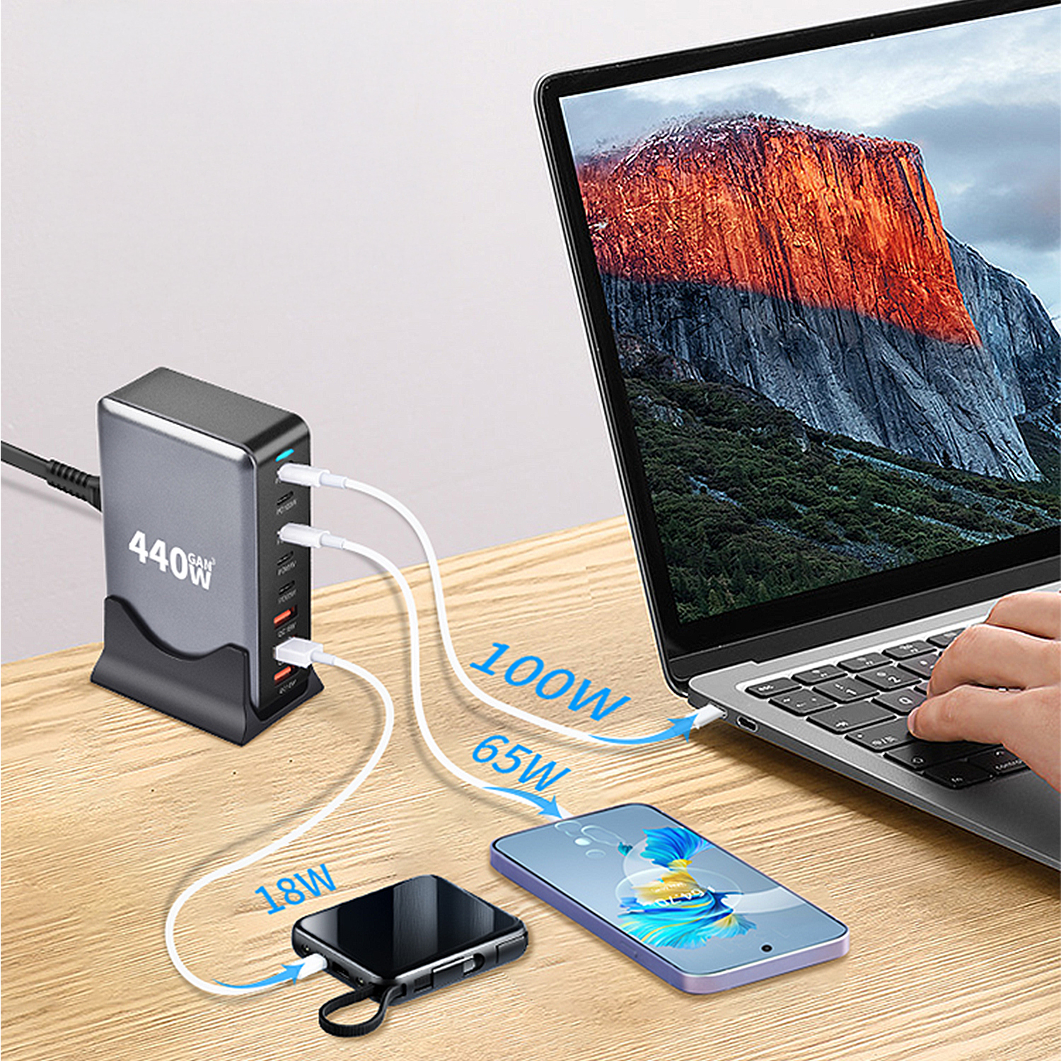 Un cargador multiportátil carga un portátil, un smartphone y otro dispositivo.