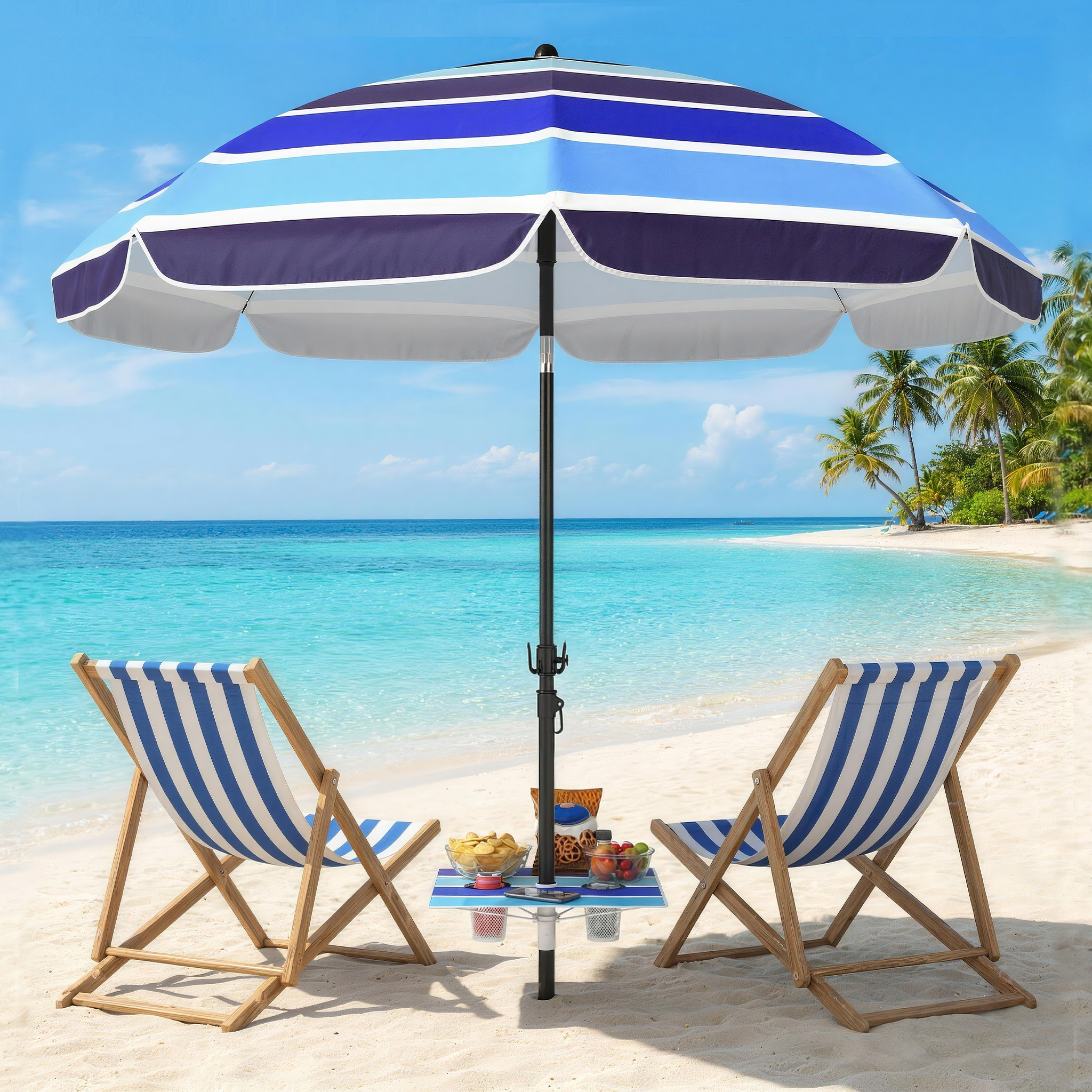 Due sdraio sotto un ombrellone a righe su una spiaggia. Mare e palme sullo sfondo.