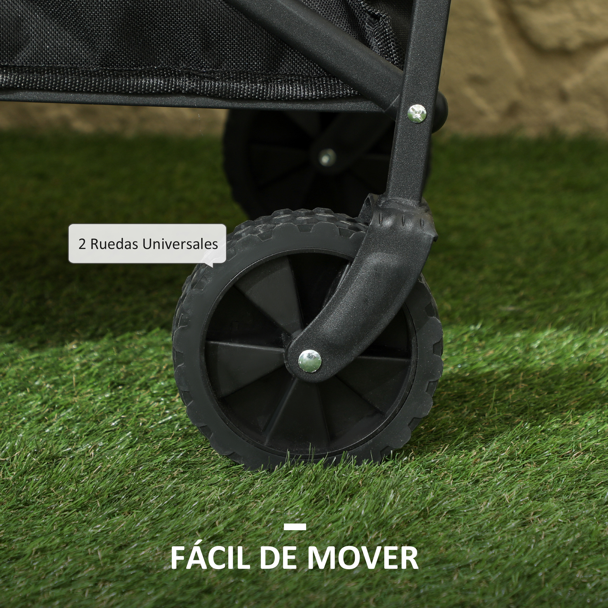 Primer plano de las ruedas negras de un carrito sobre césped artificial.