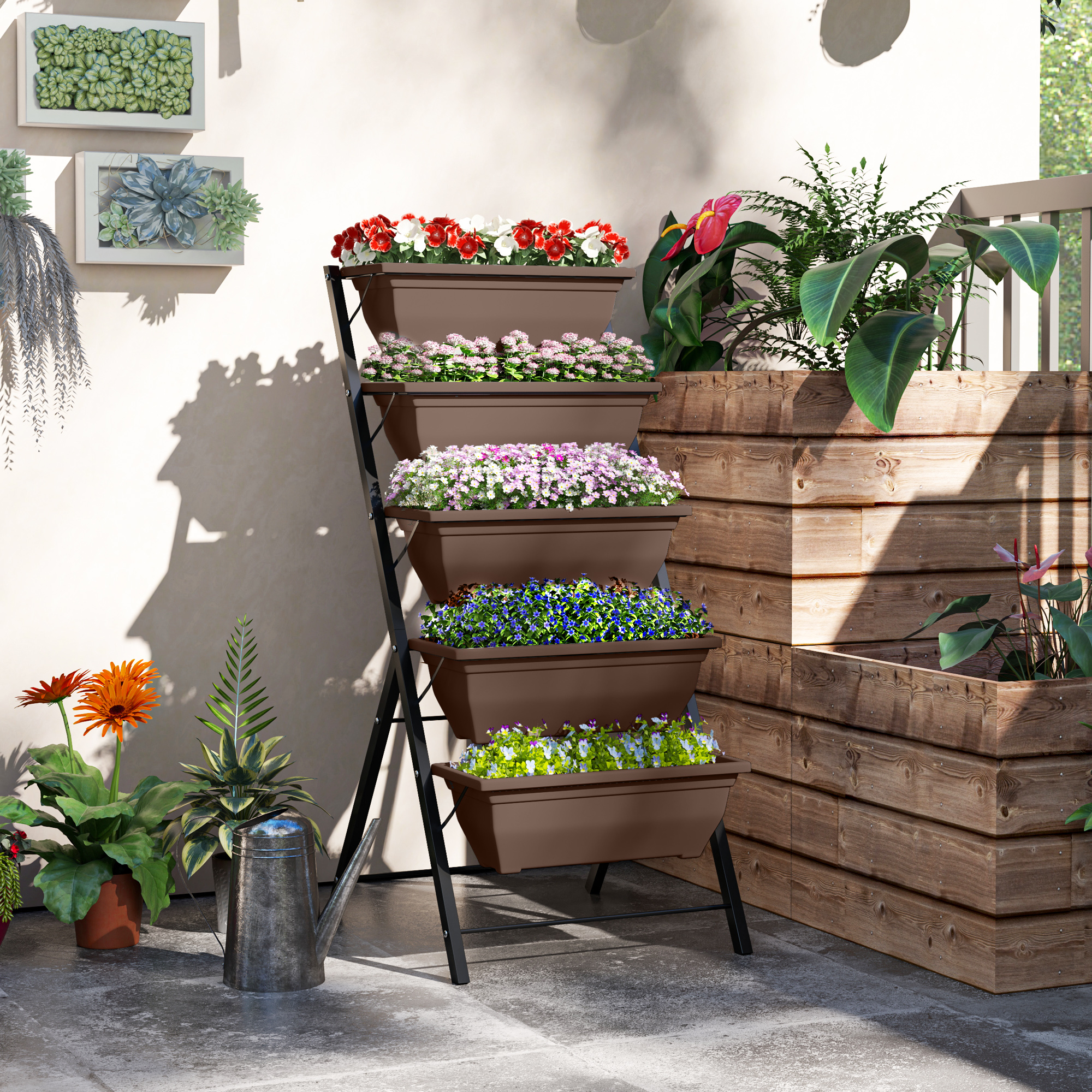 Una jardinera vertical con niveles marrones llenos de flores coloridas se encuentra junto a una jardinera de madera.