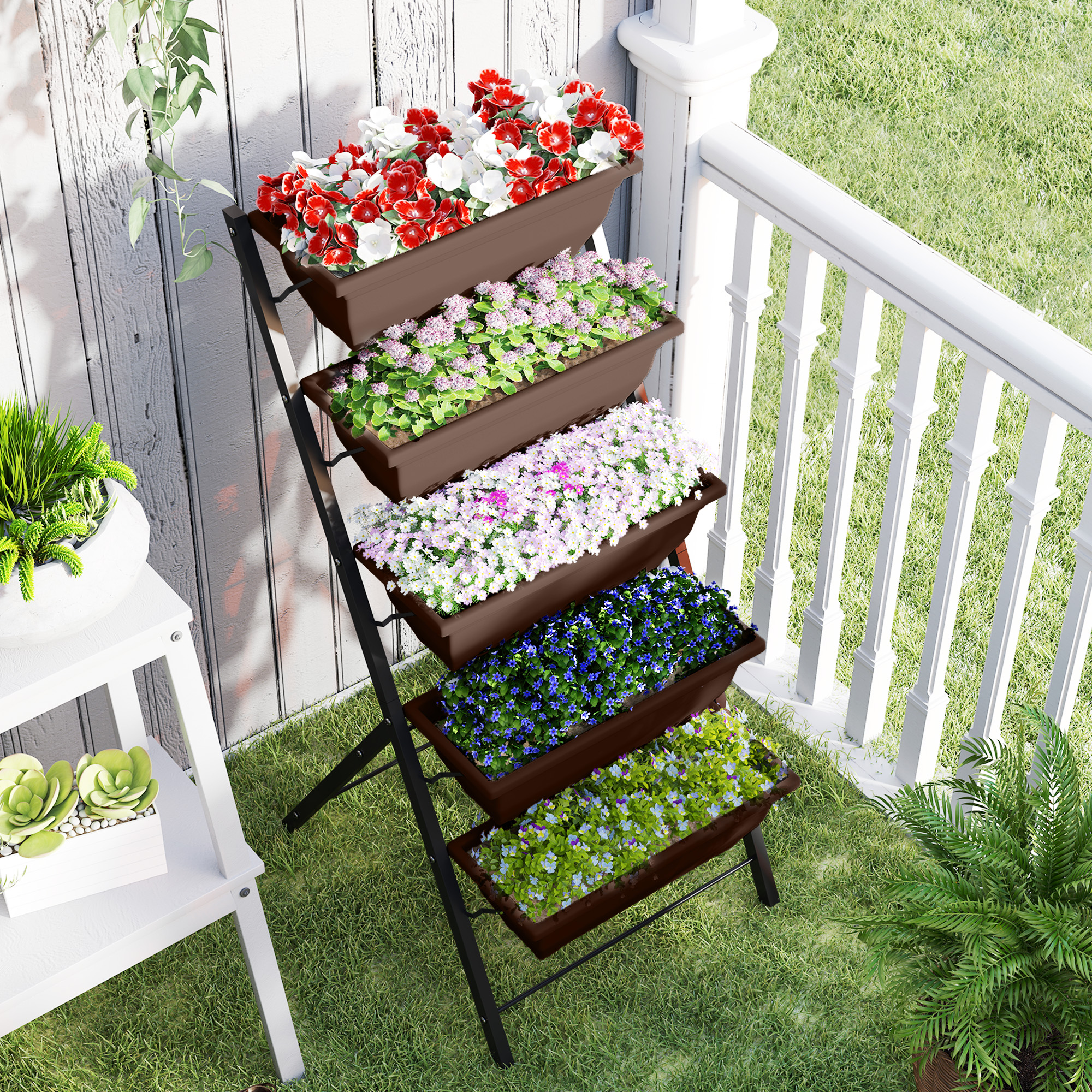 Un soporte de macetas escalonado con contenedores marrones, llenos de flores rojas, blancas, rosas y azules.