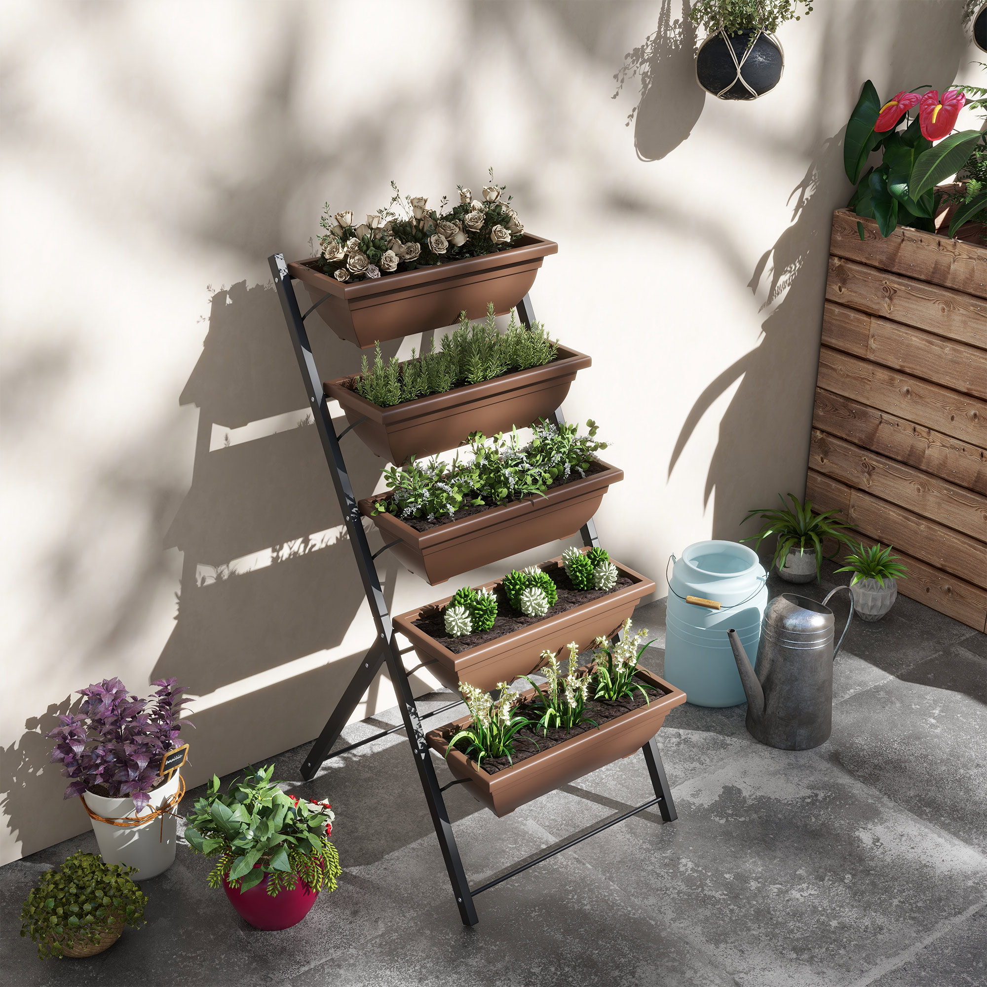 Un soporte para plantas escalonado con macetas marrones que contienen plantas y flores.