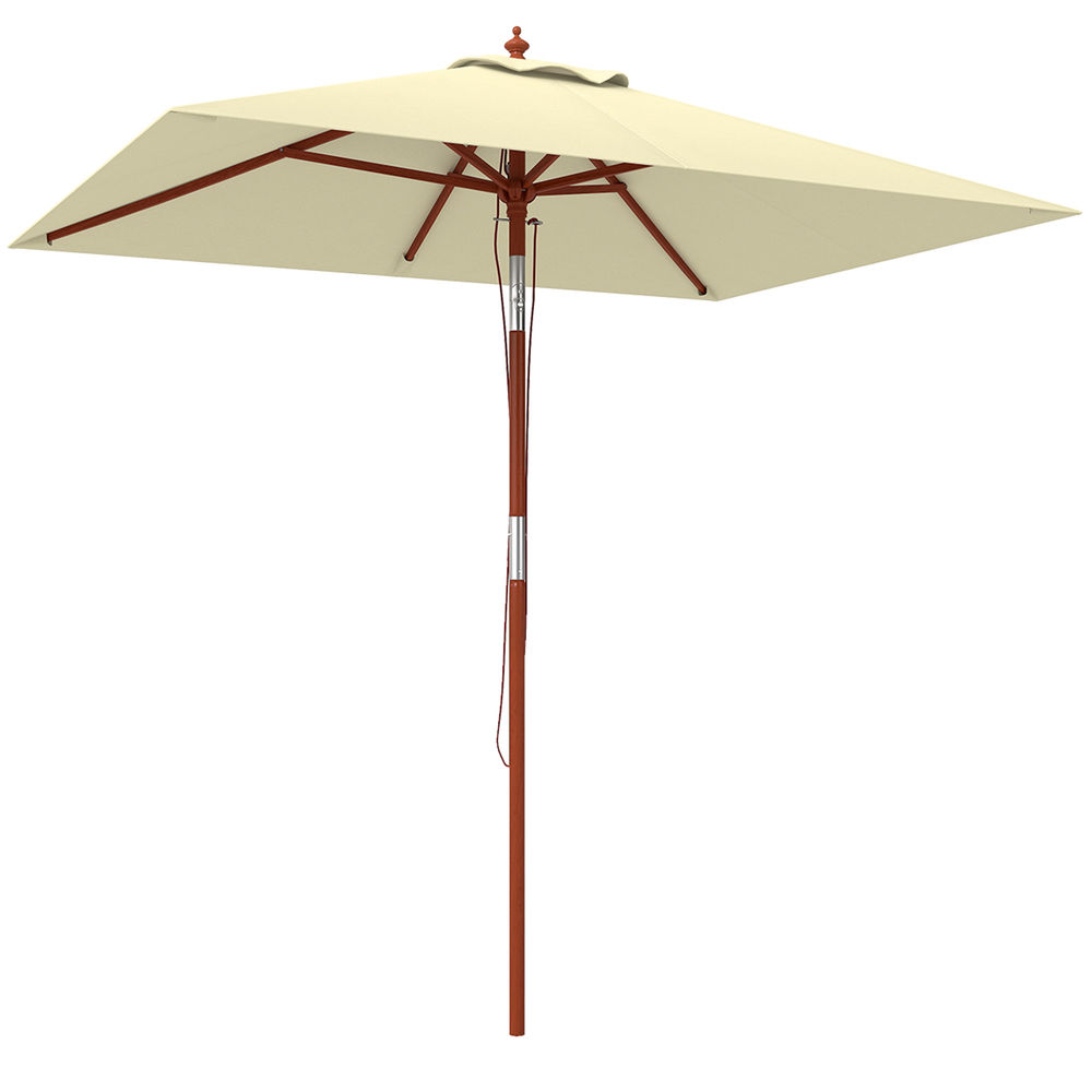 Un parasol cuadrado color crema con mástil y varillas de madera marrón.