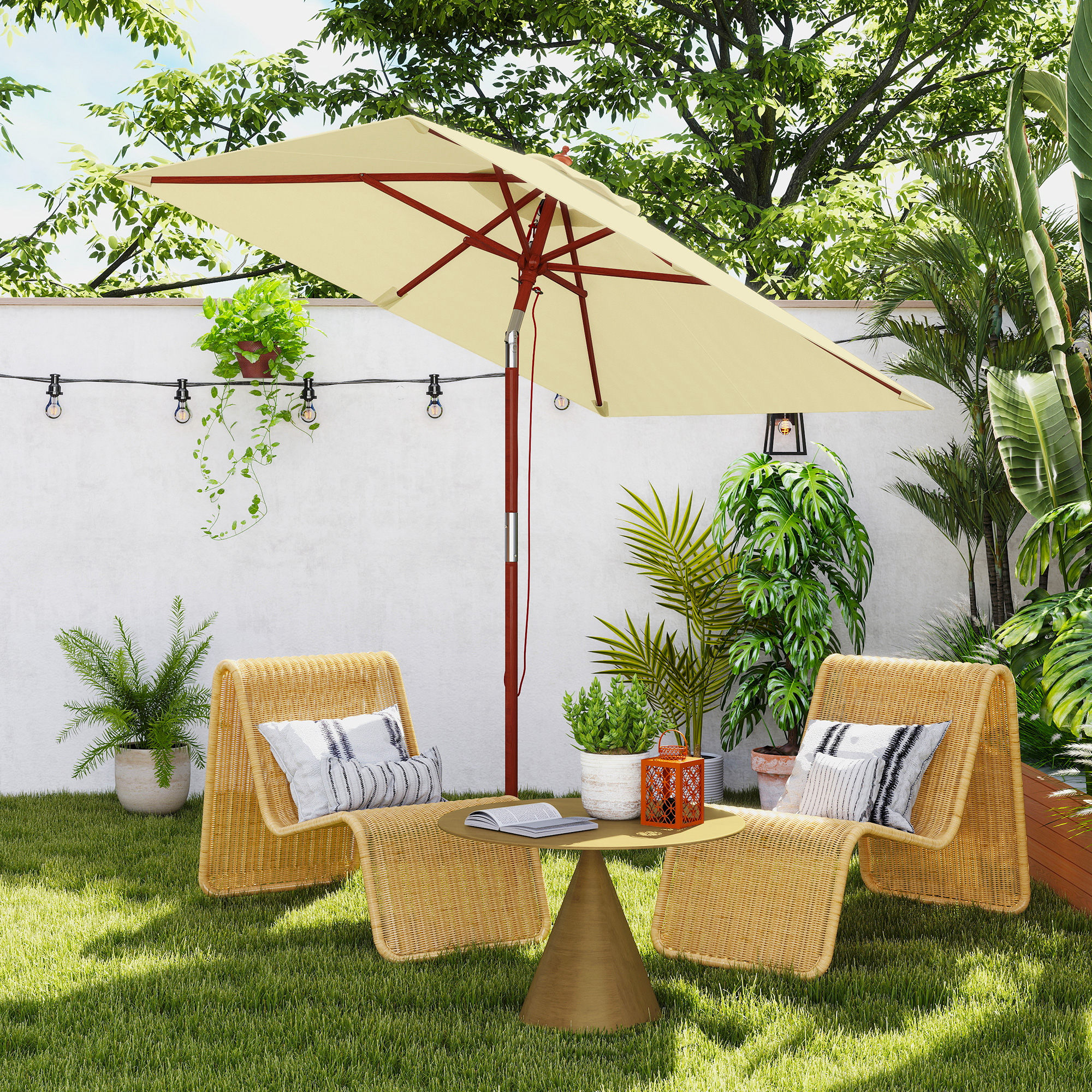 Un conjunto de patio con dos sillas de mimbre, mesa, sombrilla y plantas.