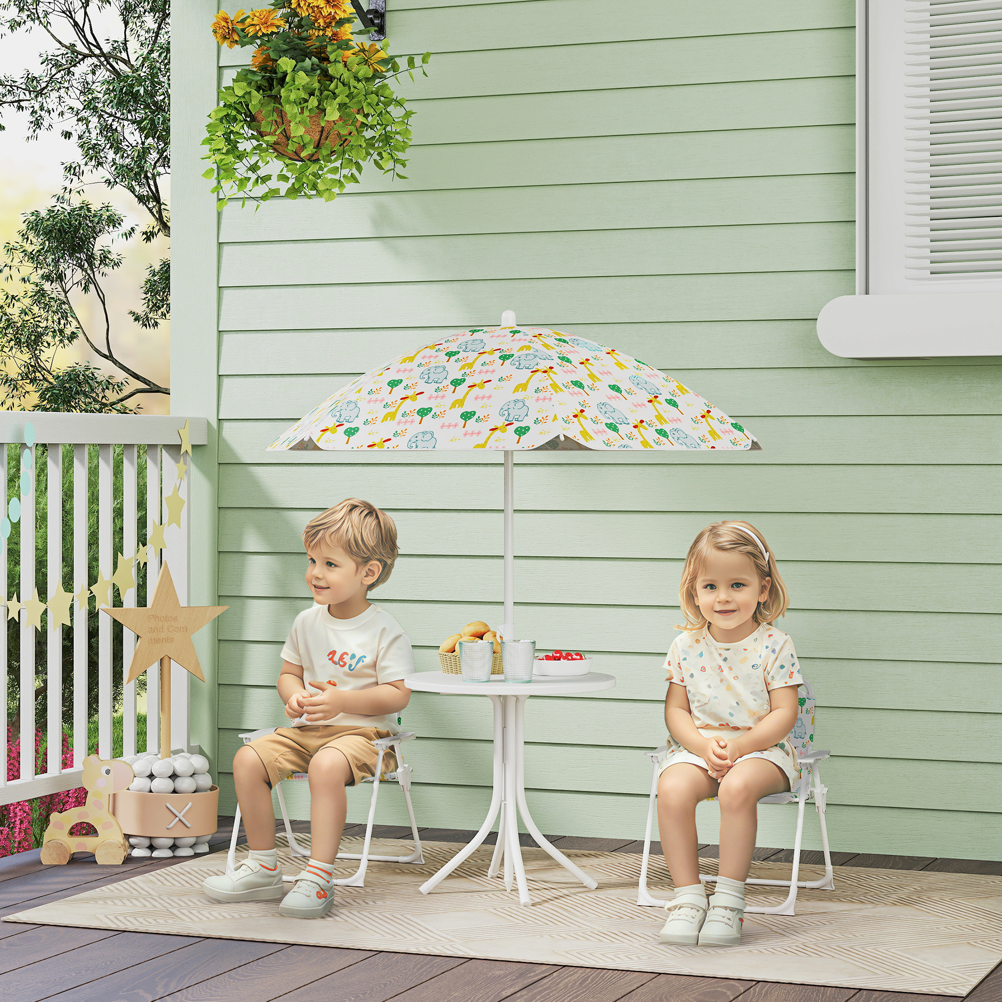Due bambini seduti su un tappeto su un portico sotto un ombrellone colorato con animali.