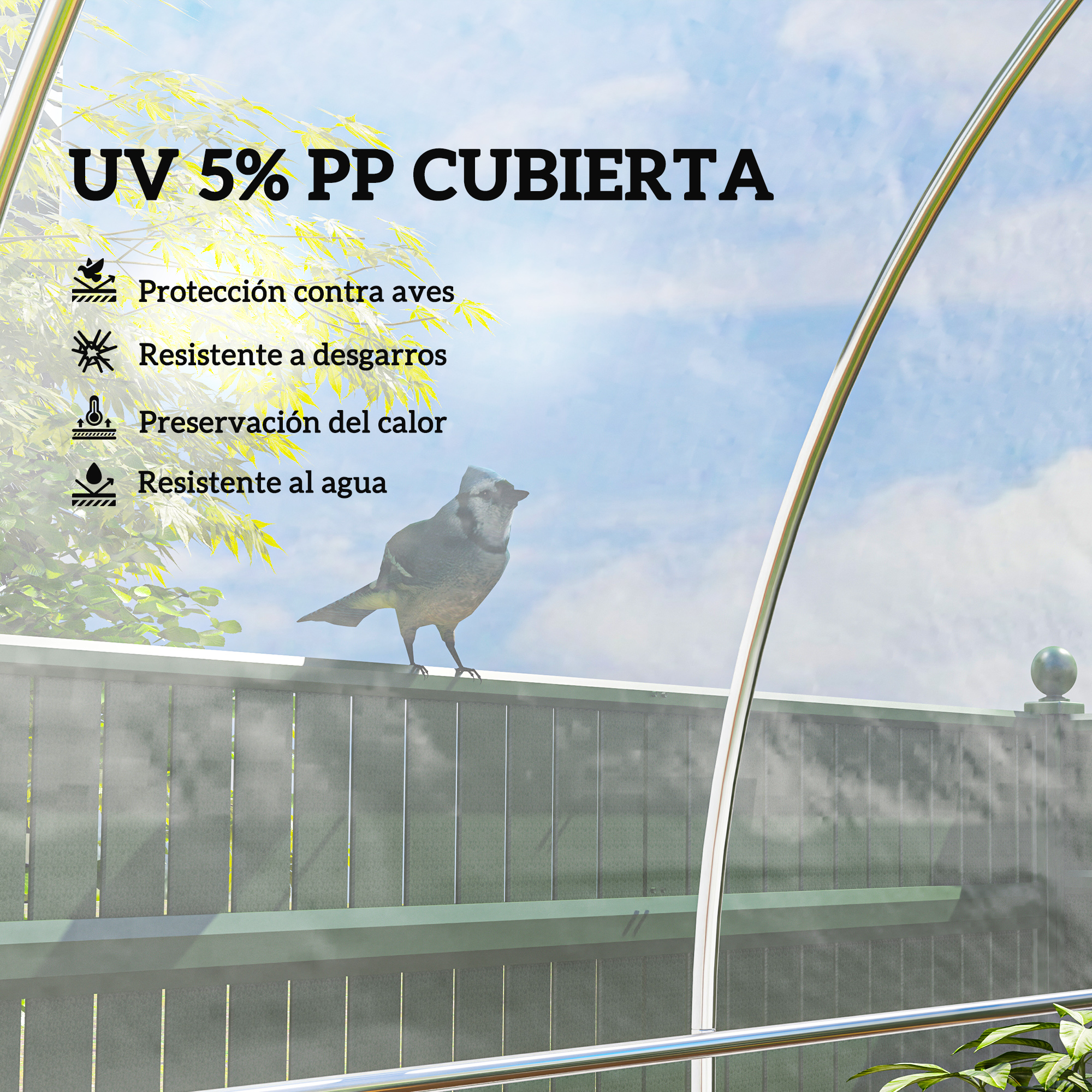 Un pájaro se posa en una valla verde bajo un cielo azul con nubes.