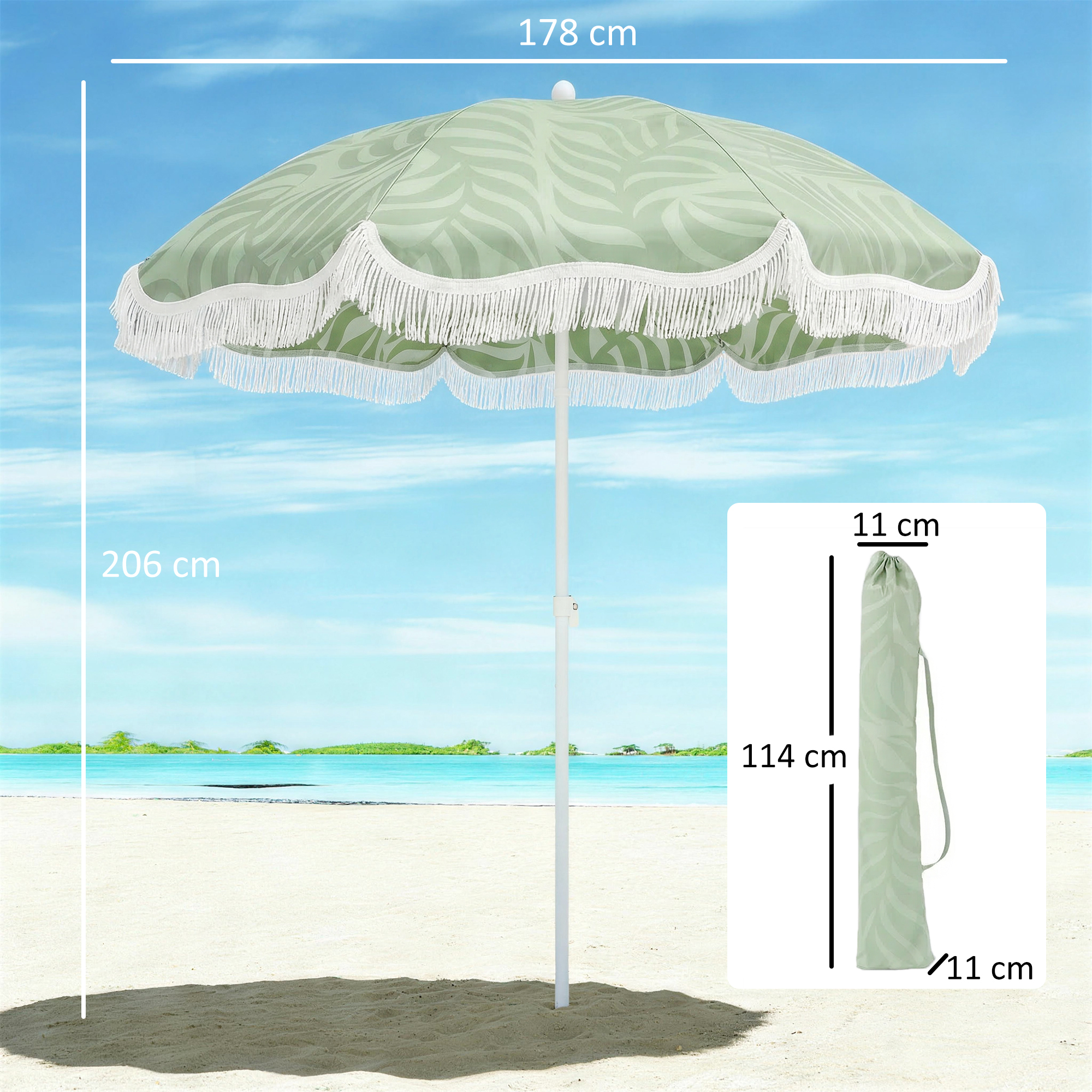 Un parasol verde claro con flecos y estampado de hojas en una playa de arena.